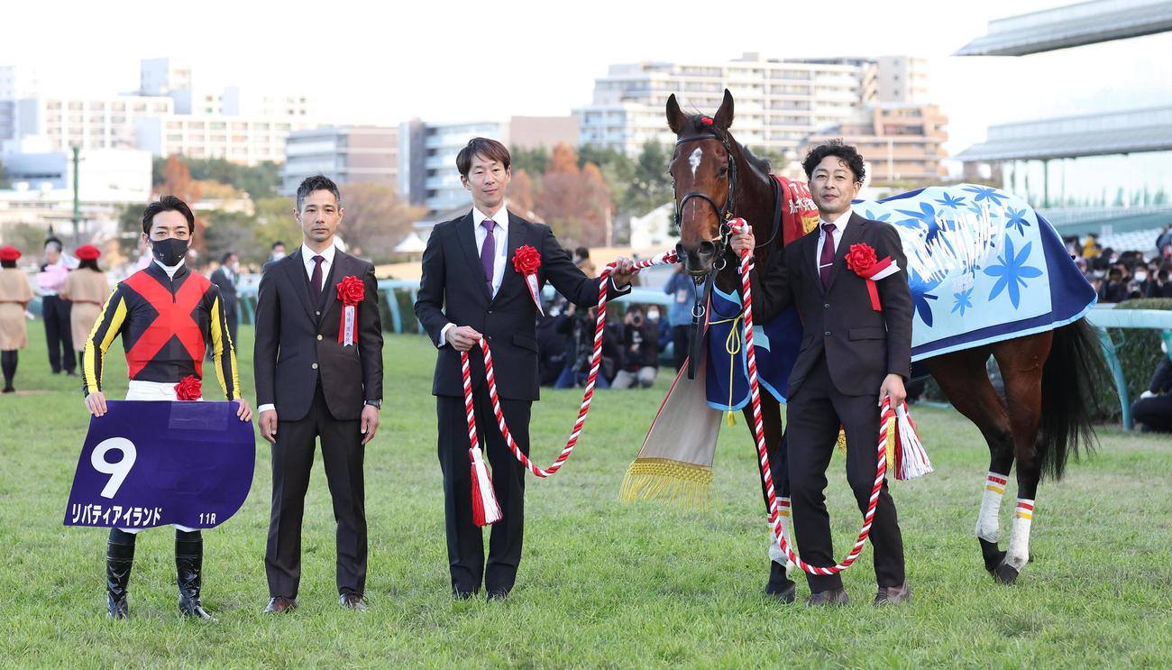 阪神JFを快勝したリバティアイランドと口取りに並ぶ川田騎手（左）（撮影・白石智彦）