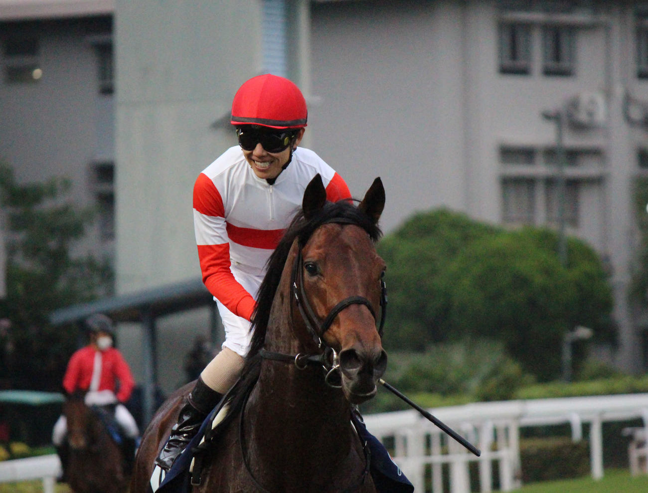 香港カップで2着を確保したダノンザキッドの北村友騎手（撮影・木南友輔）