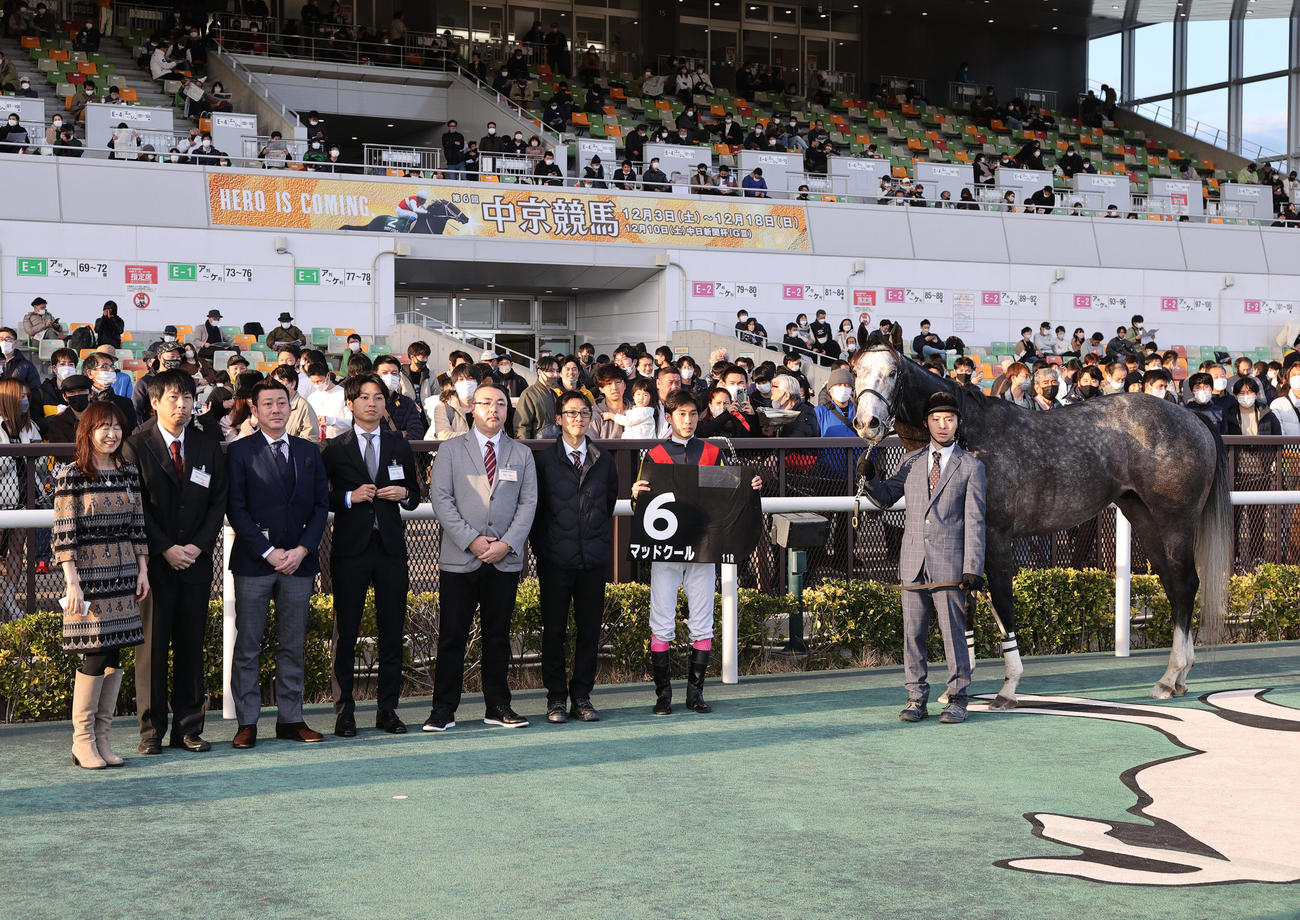 11R、知立Sに勝利し記念撮影するマッドクールと藤岡騎手（右から2人目）（撮影・上山淳一）