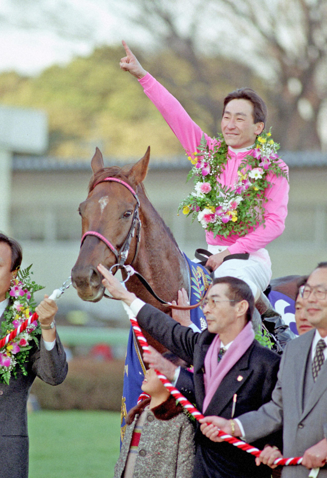 96年12月、サクラローレルの横山典弘騎手は、表彰式で会心の勝利に1番ポーズ