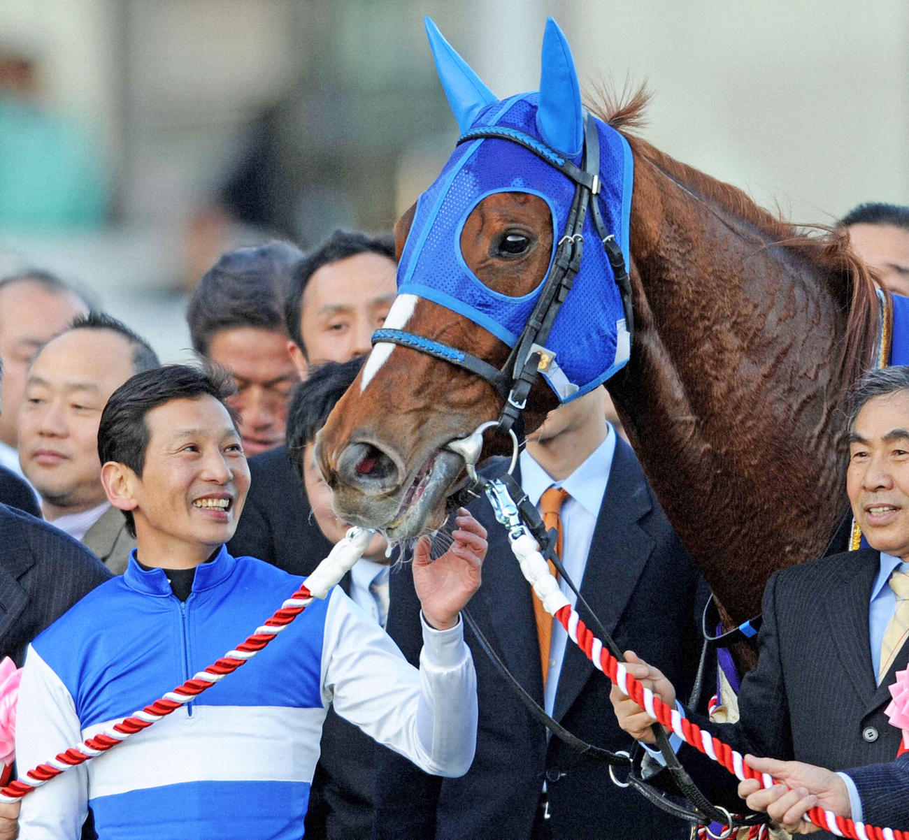 08年12月、優勝したダイワスカーレットの口を、笑顔でなでる安藤勝己騎手