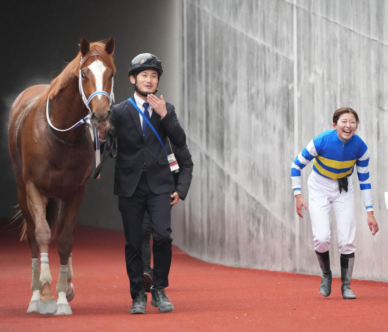中京5R新馬戦をベンダバリラビアで制しJRA通算50勝を達成した今村聖奈騎手（右）（撮影・森本幸一）
