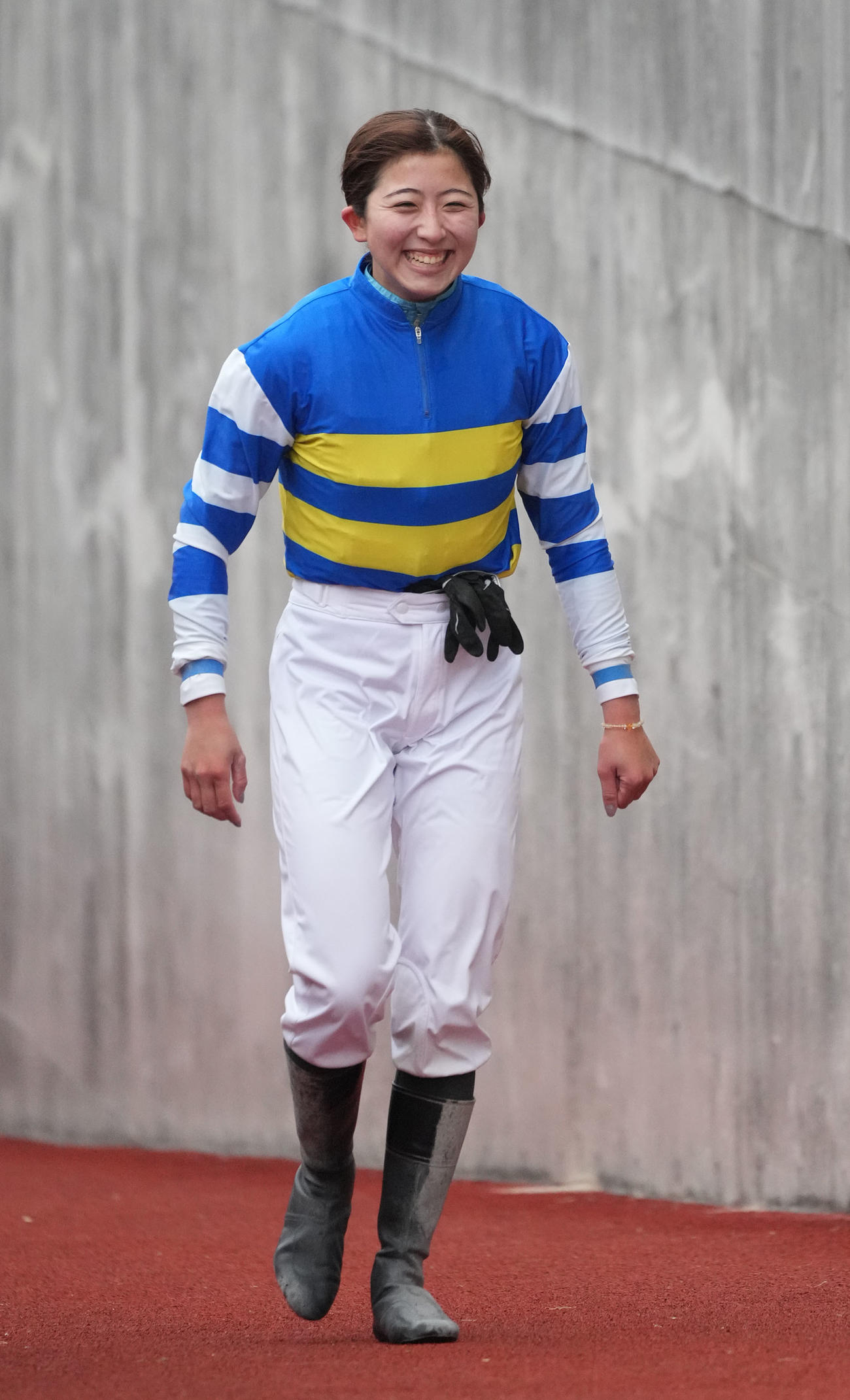 中京5R新馬戦をベンダバリラビアで制し、JRA通算50勝を達成した今村聖奈騎手（撮影・森本幸一）