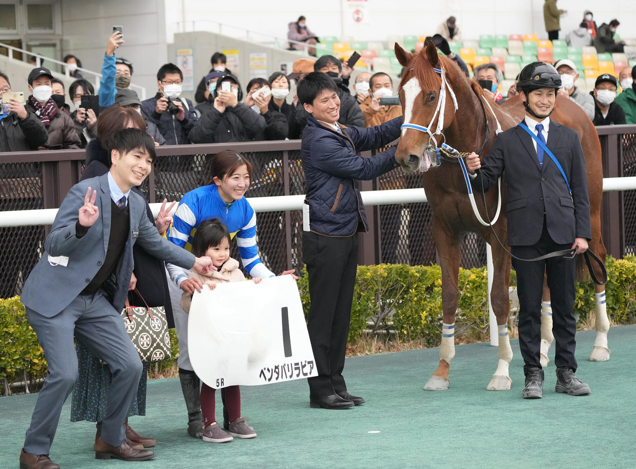 中京5R新馬戦をベンダバリラビアで制し、JRA通算50勝を達成した今村聖奈騎手（左から3人目）