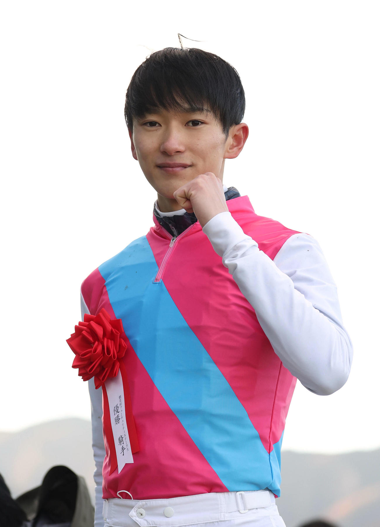 ヒーローインタビューでガッツポーズを見せる坂井騎手（撮影・白石智彦）