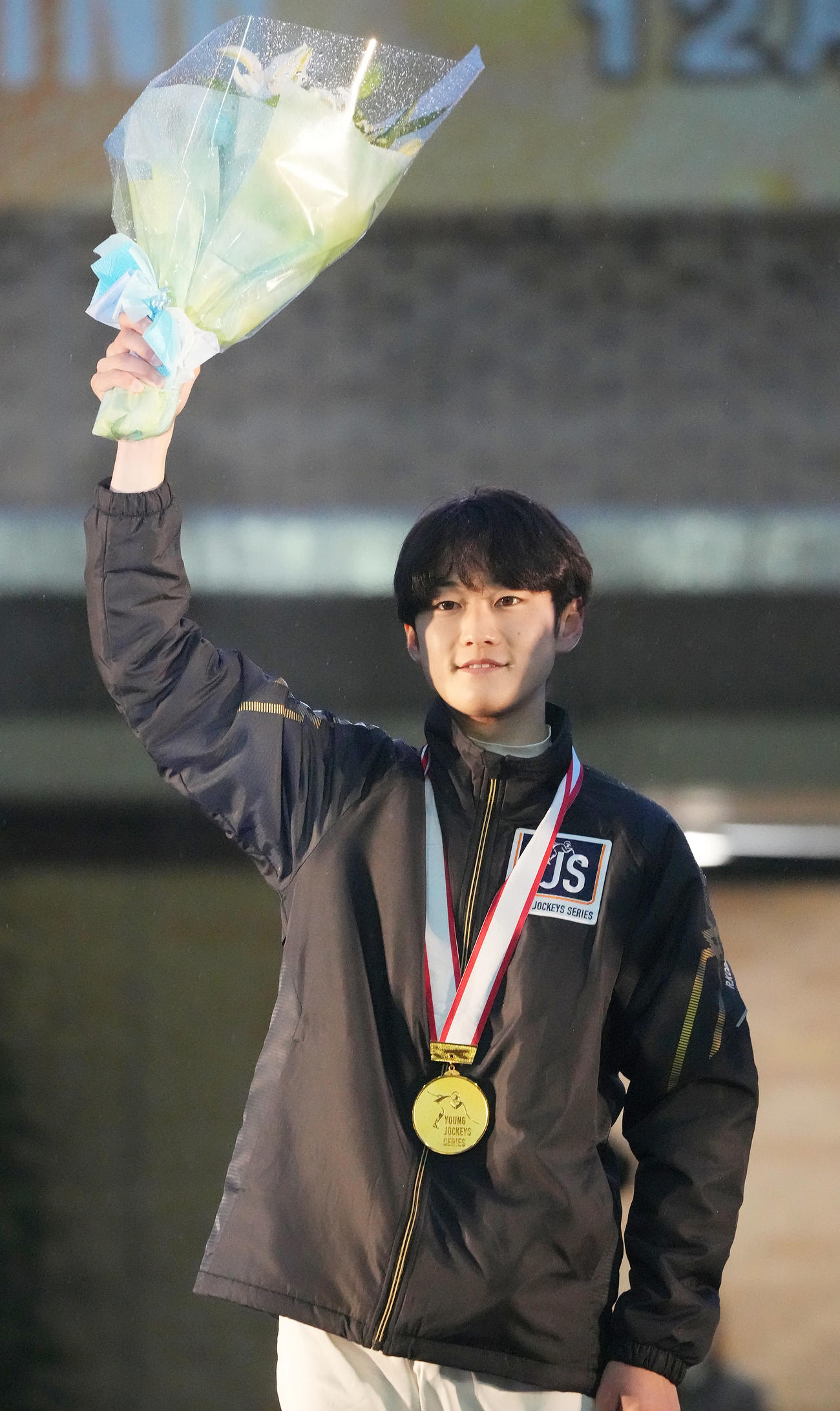 YJSの表彰式で花束を掲げる1位の小林凌騎手（撮影・森本幸一）