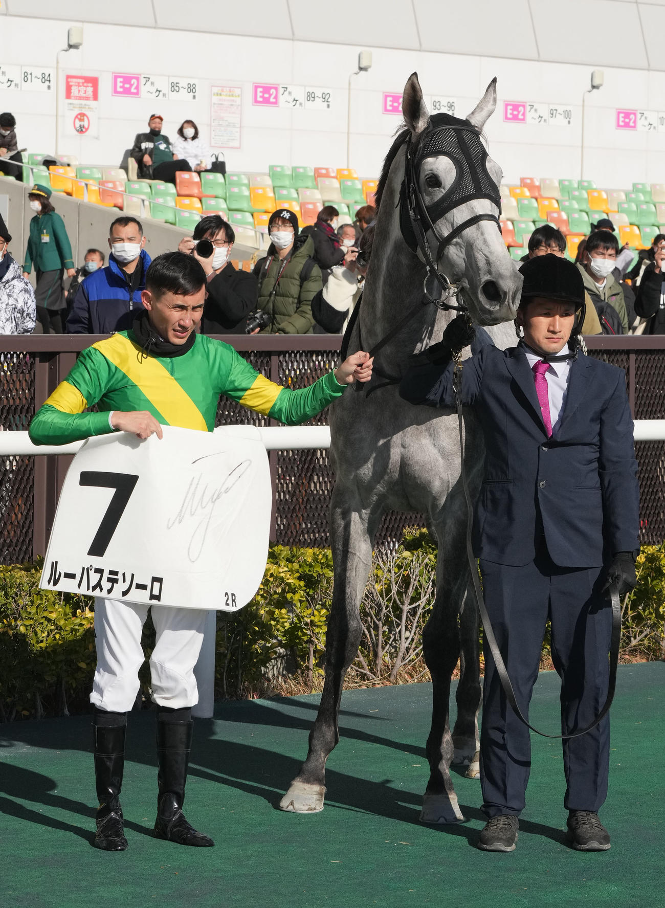 中京2R、ルーパステソーロで勝利しJRA初勝利を挙げたムルザバエフ騎手（左）（撮影・森本幸一）