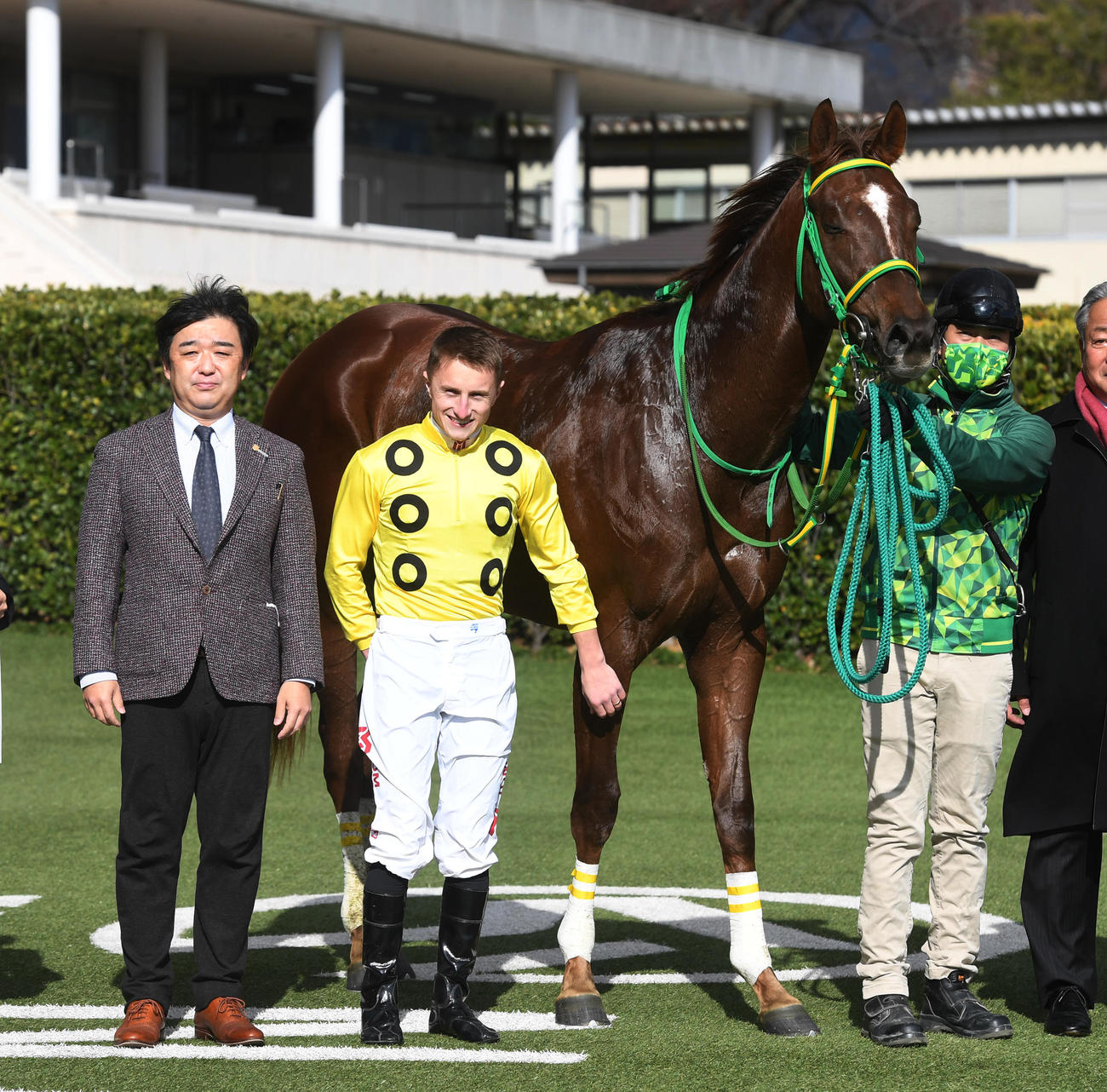 中山5R新馬戦を制したトゥルースと、左から斎藤誠調教師、マーカンド騎手（撮影・柴田隆二）