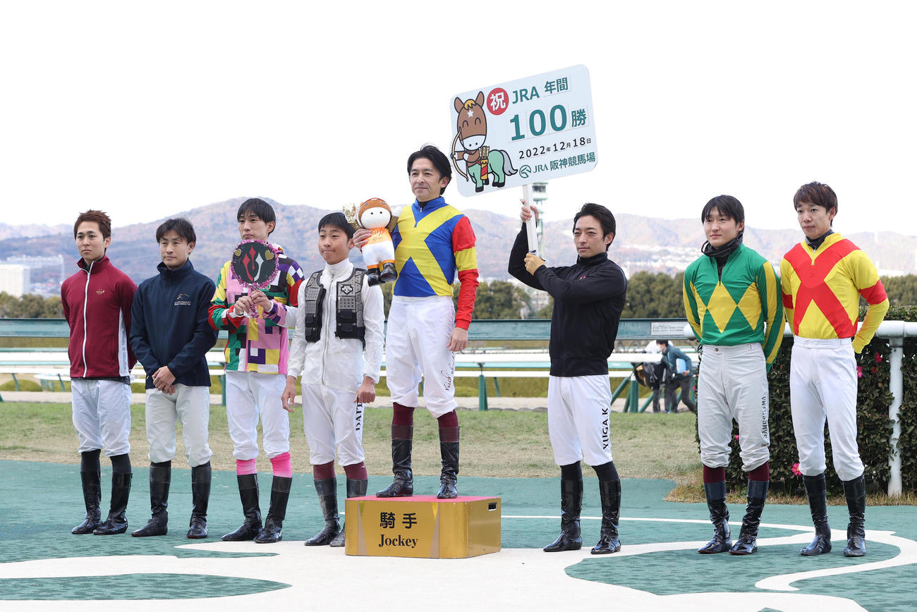 阪神9R、記念撮影に納まるJRA年間100勝を達成した福永騎手（中央）（撮影・白石智彦）