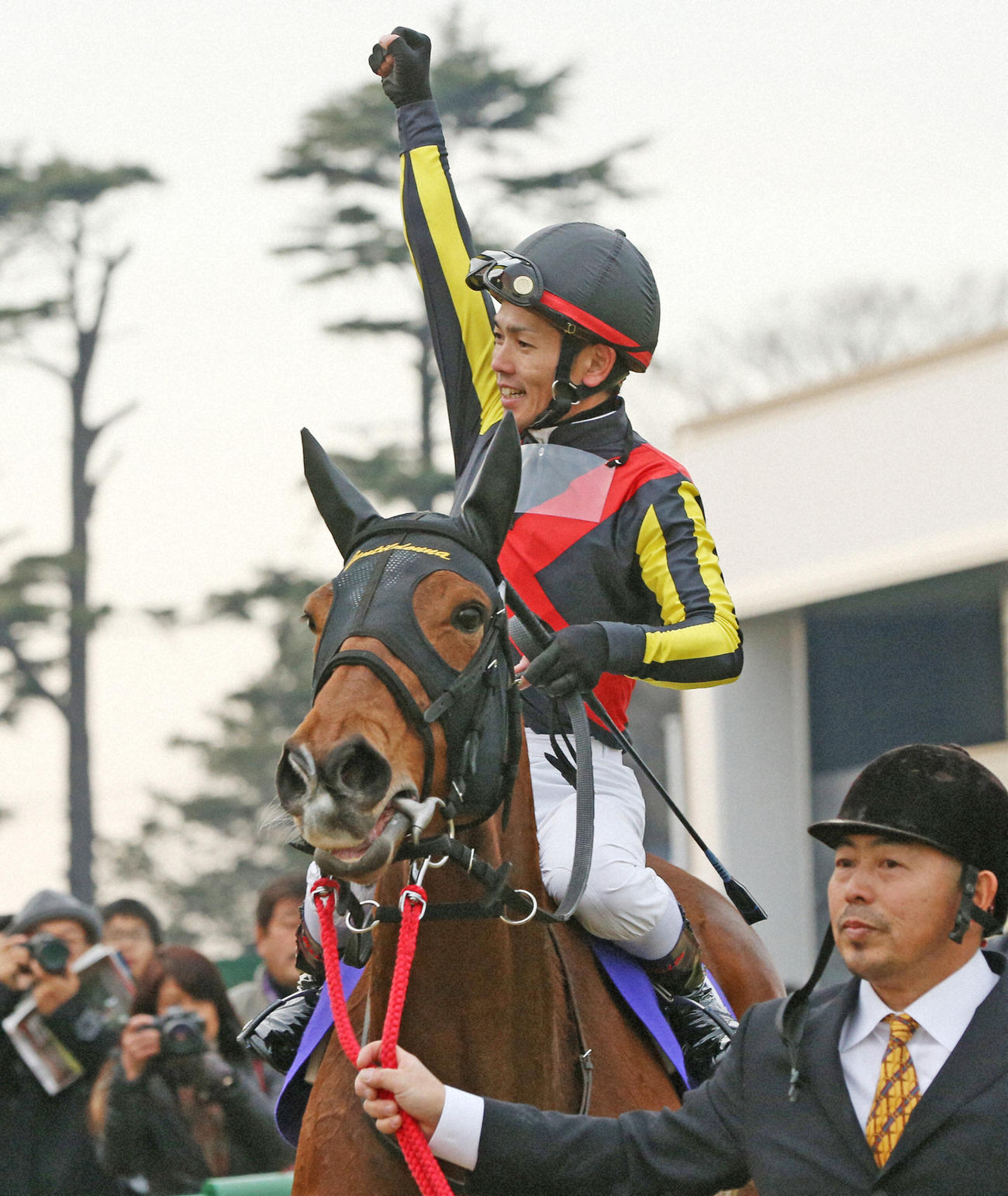 14年12月、有馬記念を制し喜ぶジェンティルドンナの戸崎騎手