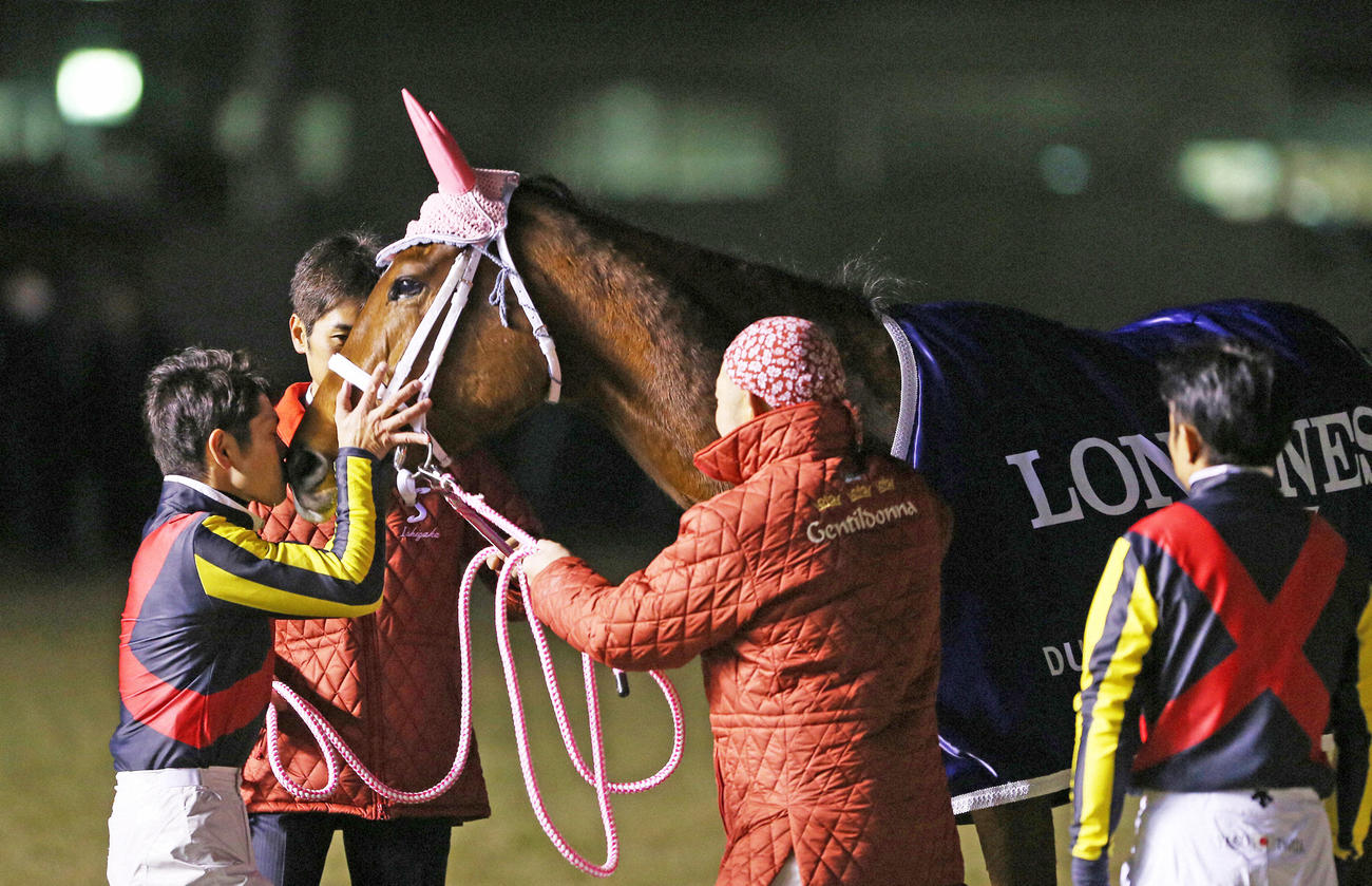 14年12月、引退セレモニーでジェンティルドンナにキスする戸崎圭太騎手（左端）