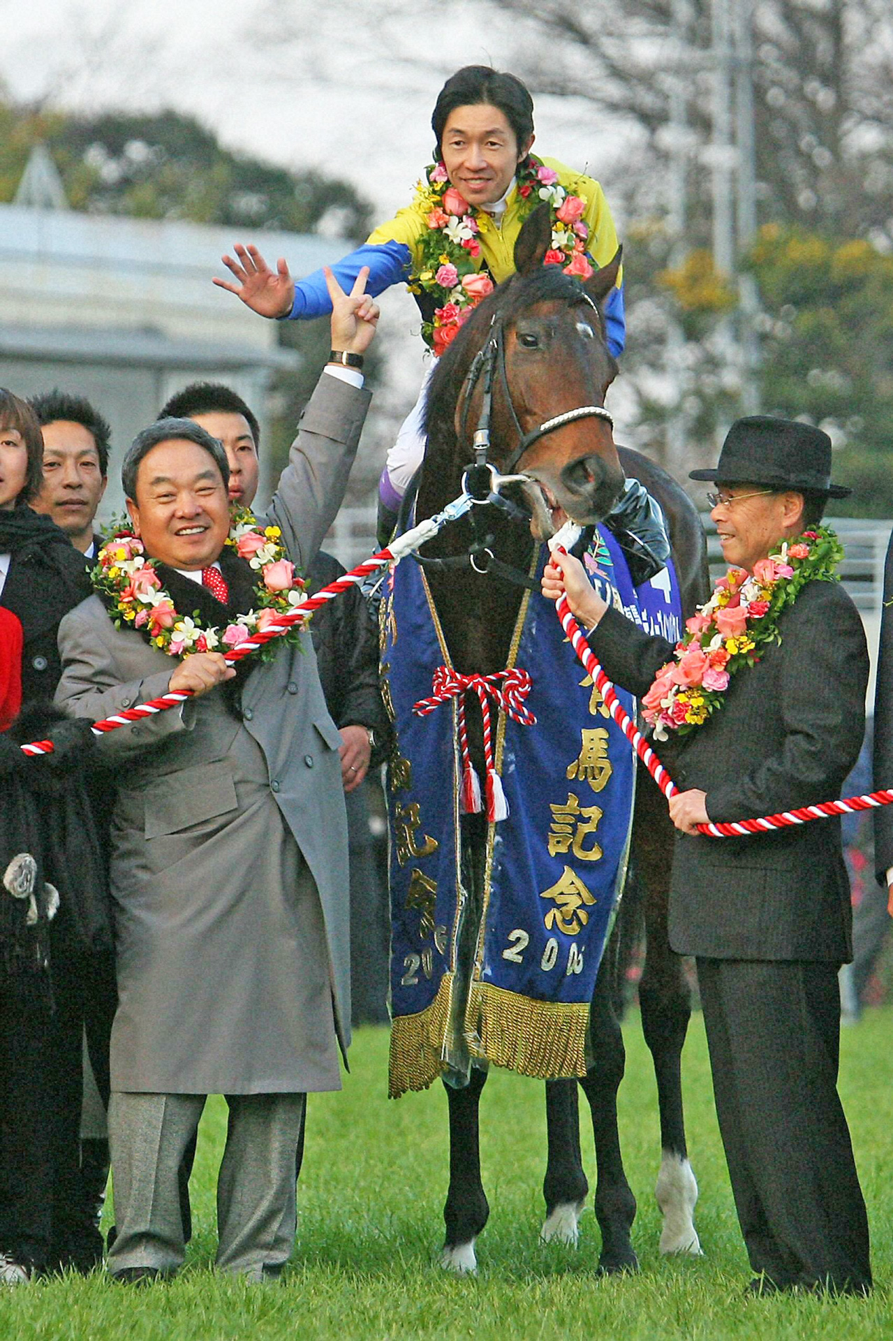 06年12月、ディープインパクトは有馬記念も制し、武豊騎手は金子オーナーと「７」のポーズ