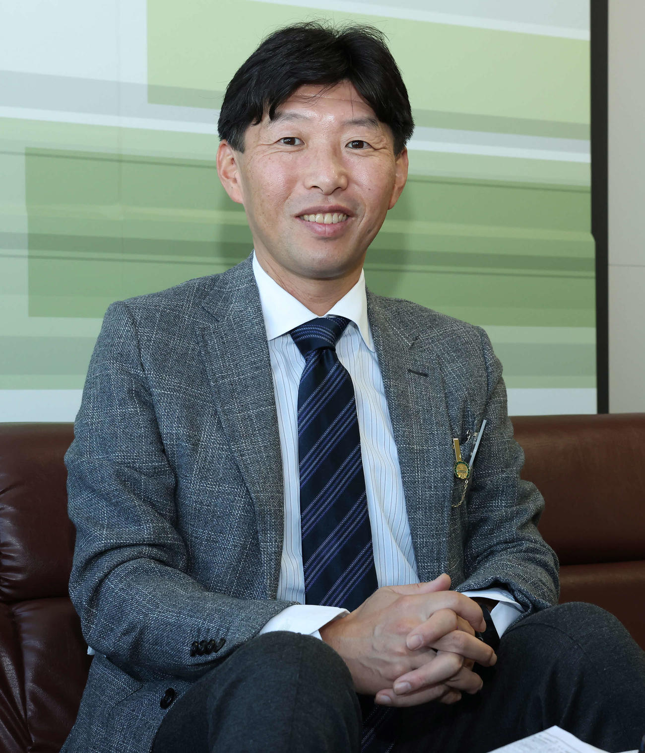 インタビューに答えるサンデーレーシングの吉田代表（撮影・丹羽敏通）