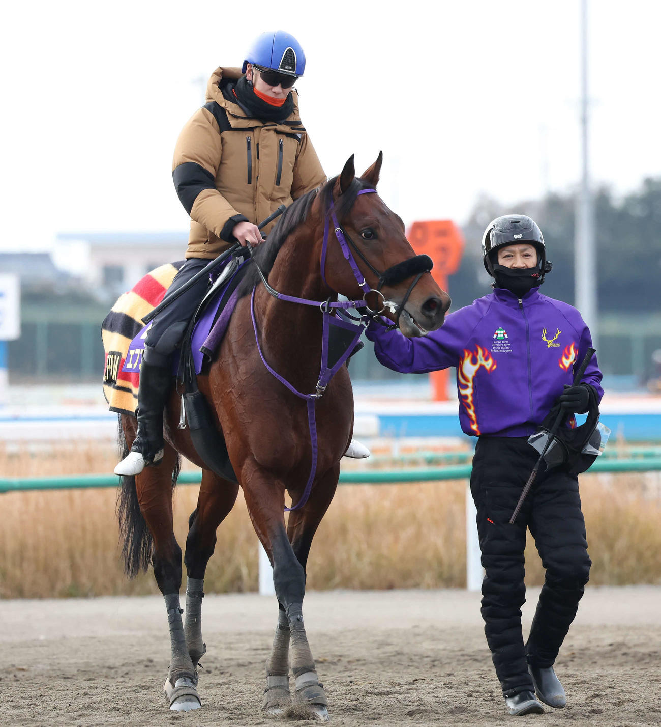 調教を終えて馬場を出るエフフォーリアと横山武騎手（撮影・丹羽敏通）