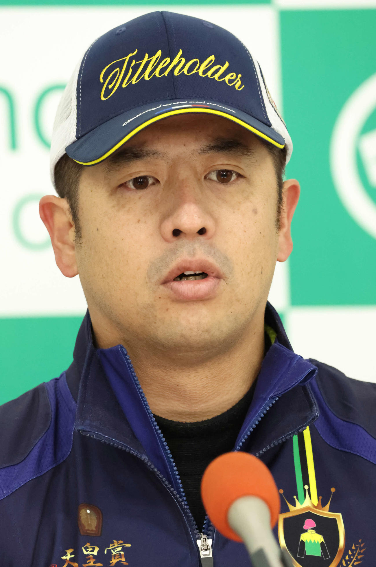 記者会見する、タイトルホルダーを管理する栗田師（撮影・丹羽敏通）