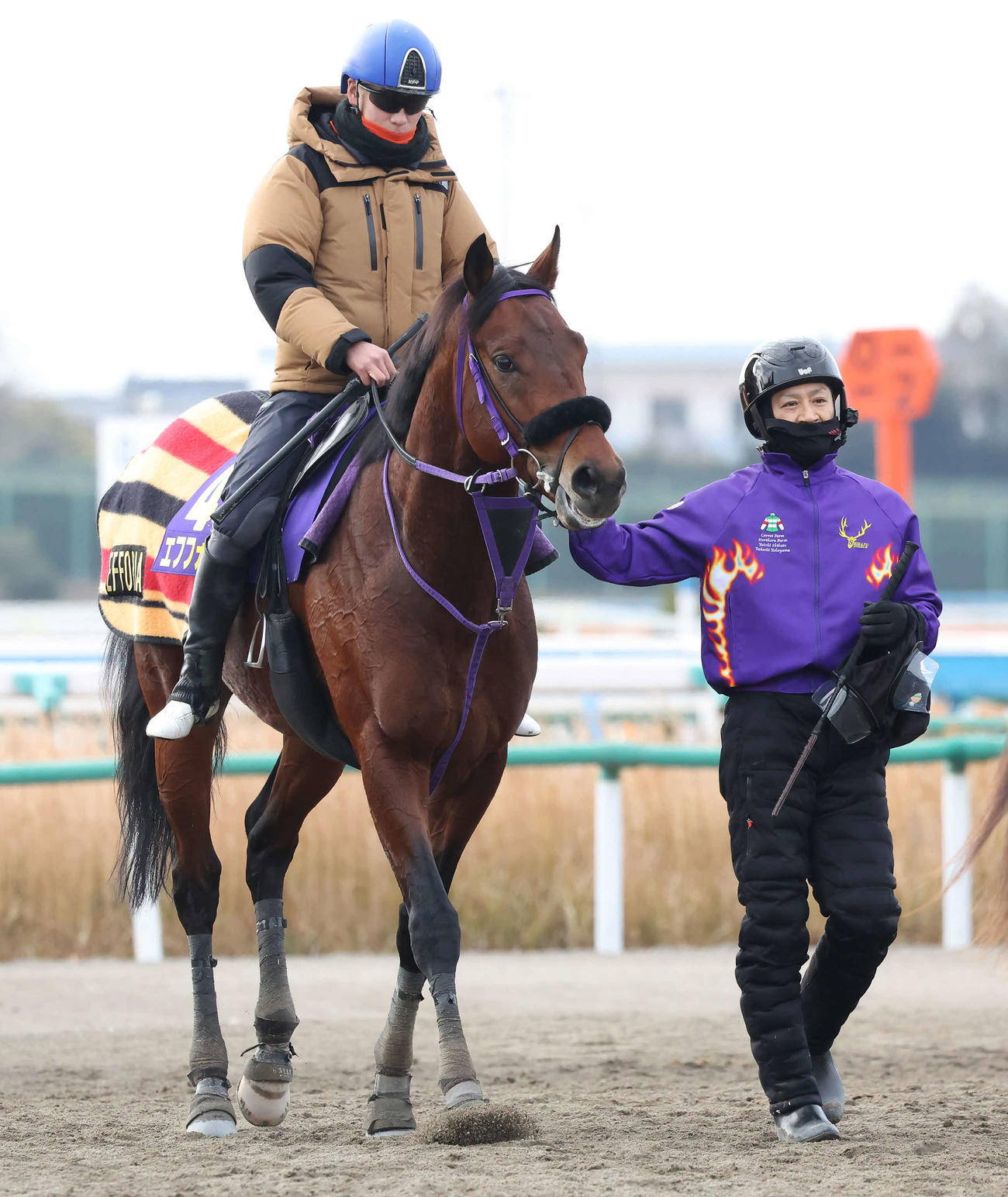 調教を終えて馬場を出るエフフォーリアと横山武騎手（撮影・丹羽敏通）