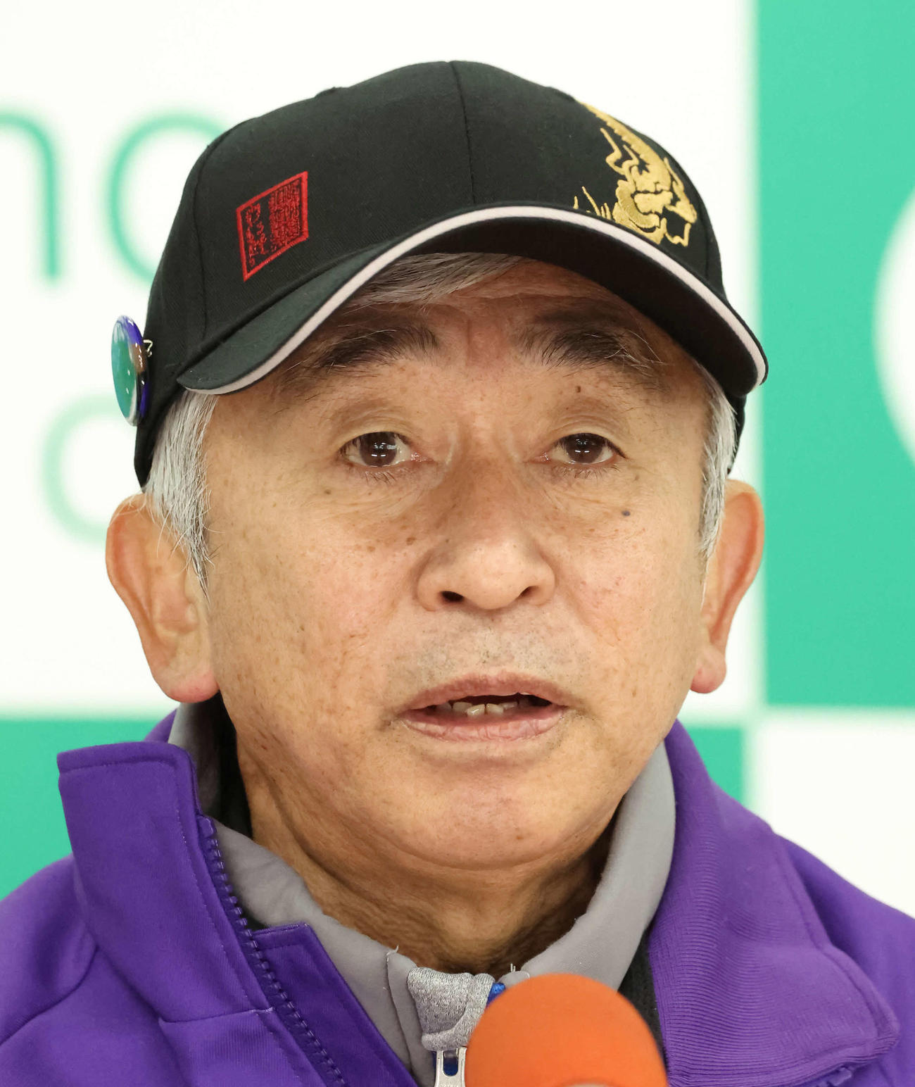 記者会見するエフフォーリアを管理する鹿戸師（撮影・丹羽敏通）