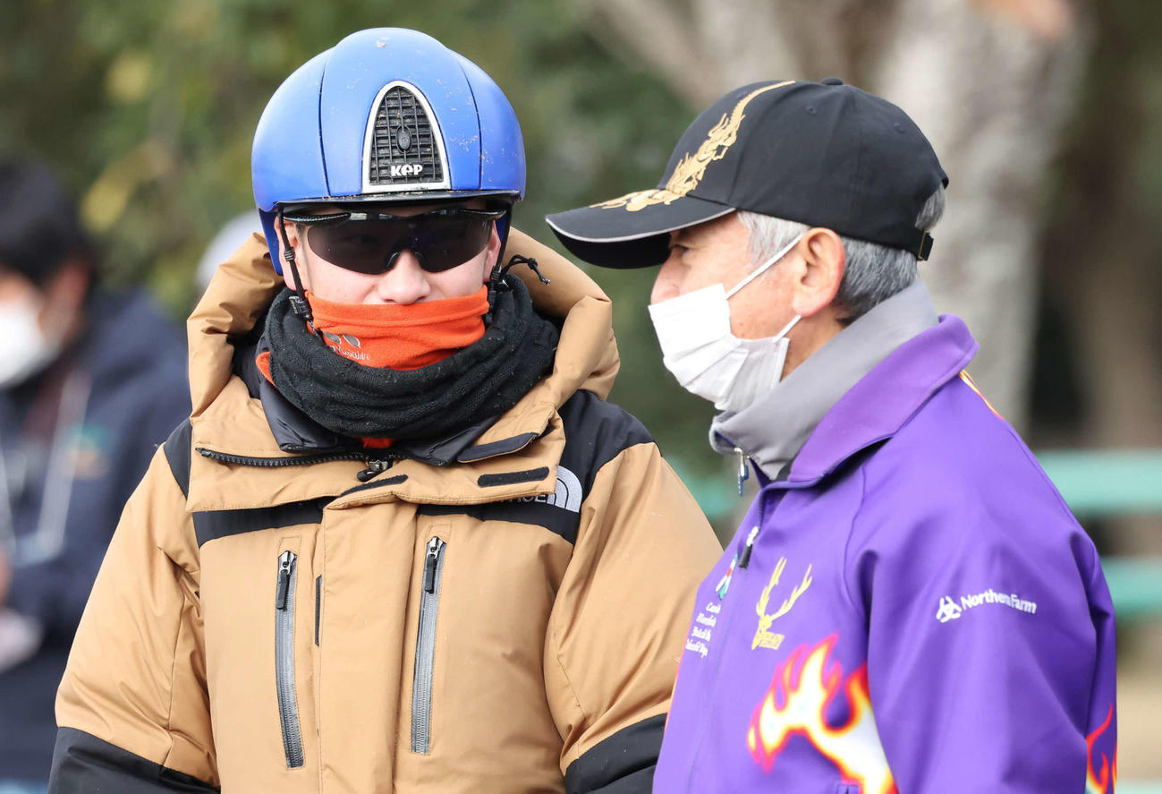 エフフォーリアの調教を終えて鹿戸師（右）と話す横山武騎手（撮影・丹羽敏通）