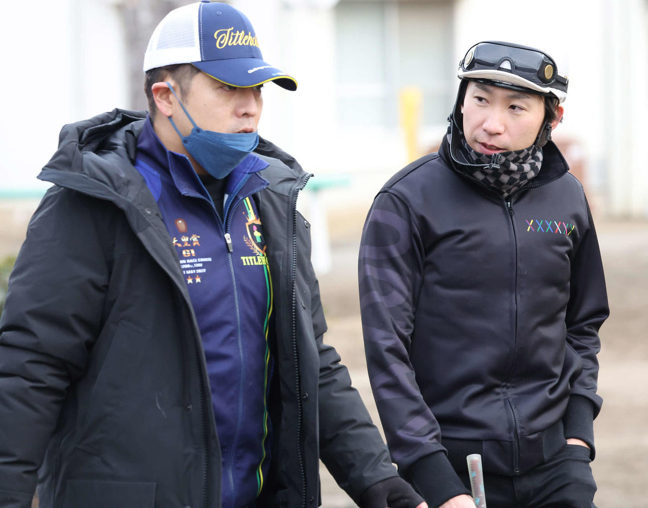 タイトルホルダーの最終調整を終え、栗田師（左）と話す横山和騎手（撮影・丹羽敏通）