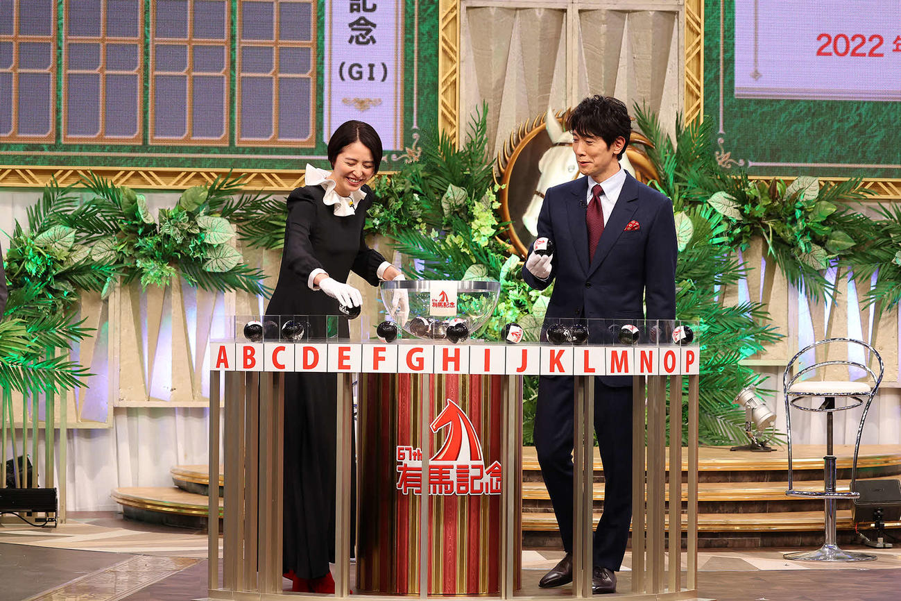 有馬記念の枠順抽選会に参加した長澤まさみ＆佐々木蔵之介（JRA提供）