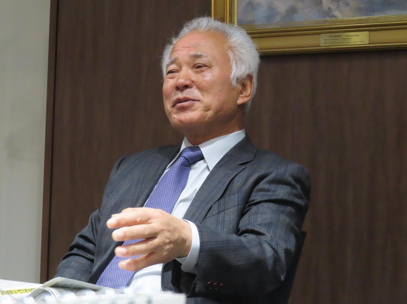 インタビューに答えるキャロットファーム秋田博章代表（撮影・阿部泰斉）