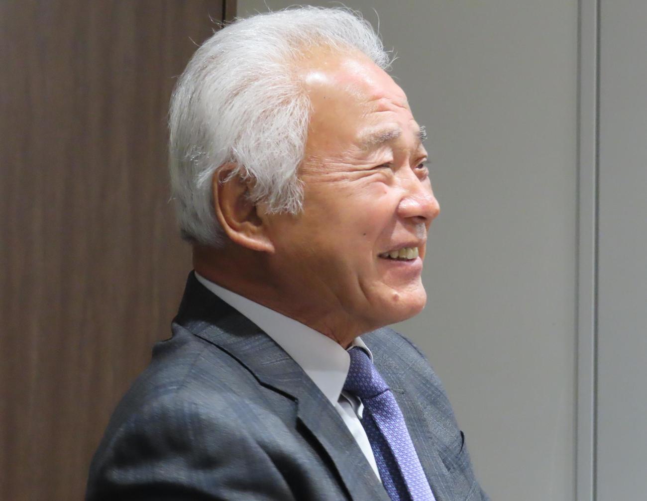 インタビューに答えるキャロットファーム秋田博章代表（撮影・阿部泰斉）