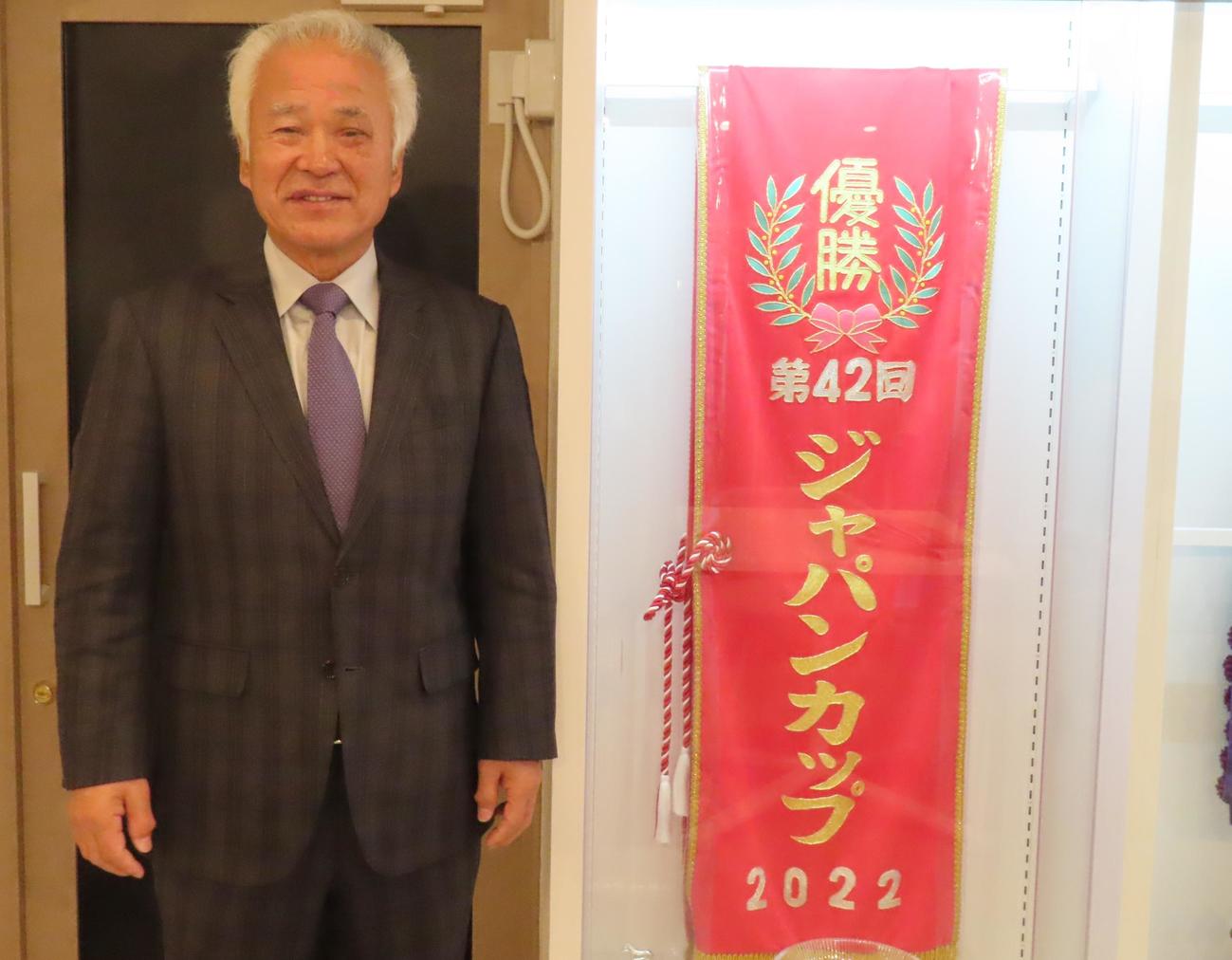 ヴェラアズールのジャパンC優勝レイとともに写真におさまる、キャロットファーム秋田代表（撮影・阿部泰斉）