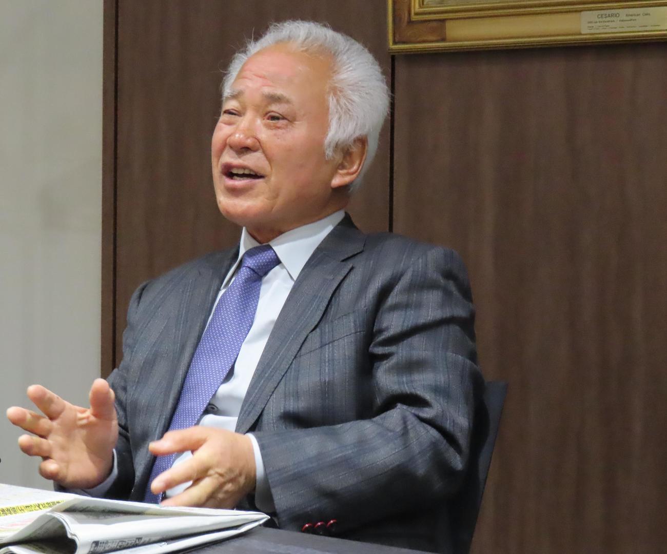 インタビューに答えるキャロットファーム秋田博章代表（撮影・阿部泰斉）