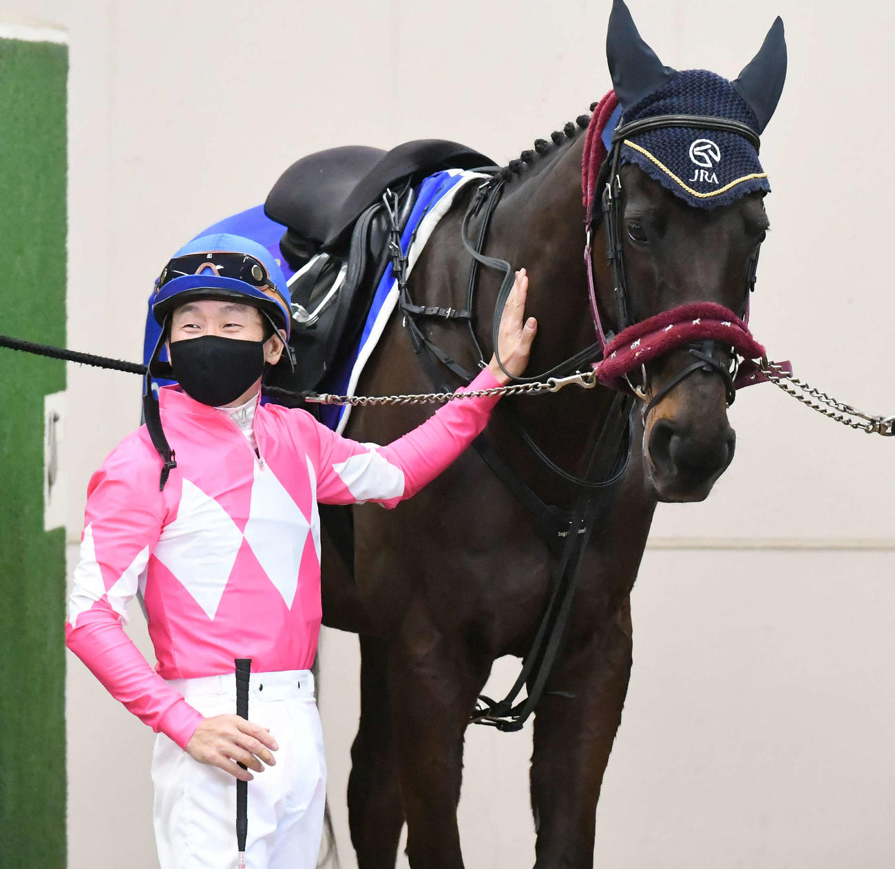 サクセスブロッケンをねぎらう横山典騎手（21年2月21日撮影）