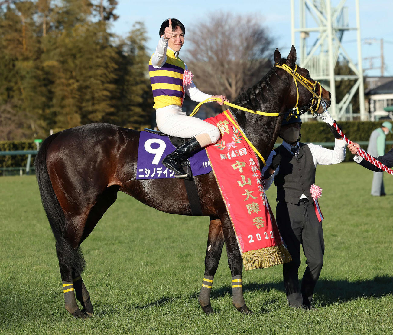 ニシノデイジーで中山大障害を制して馬上でポーズを決める五十嵐騎手（撮影・丹羽敏通）