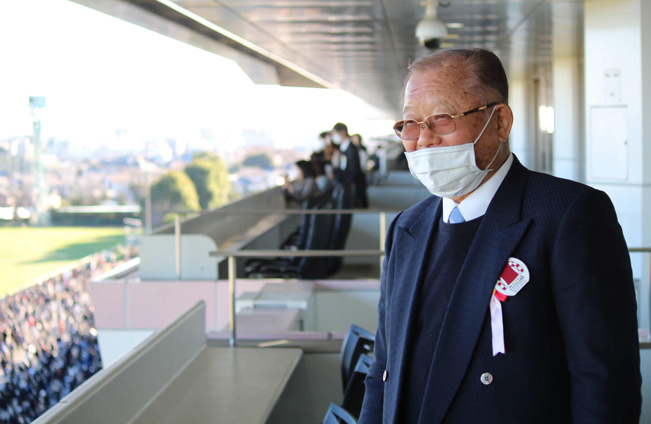 中山大障害の発走直前、笑顔を見せるオジュウチョウサンの長山尚義オーナー（撮影・木南友輔）