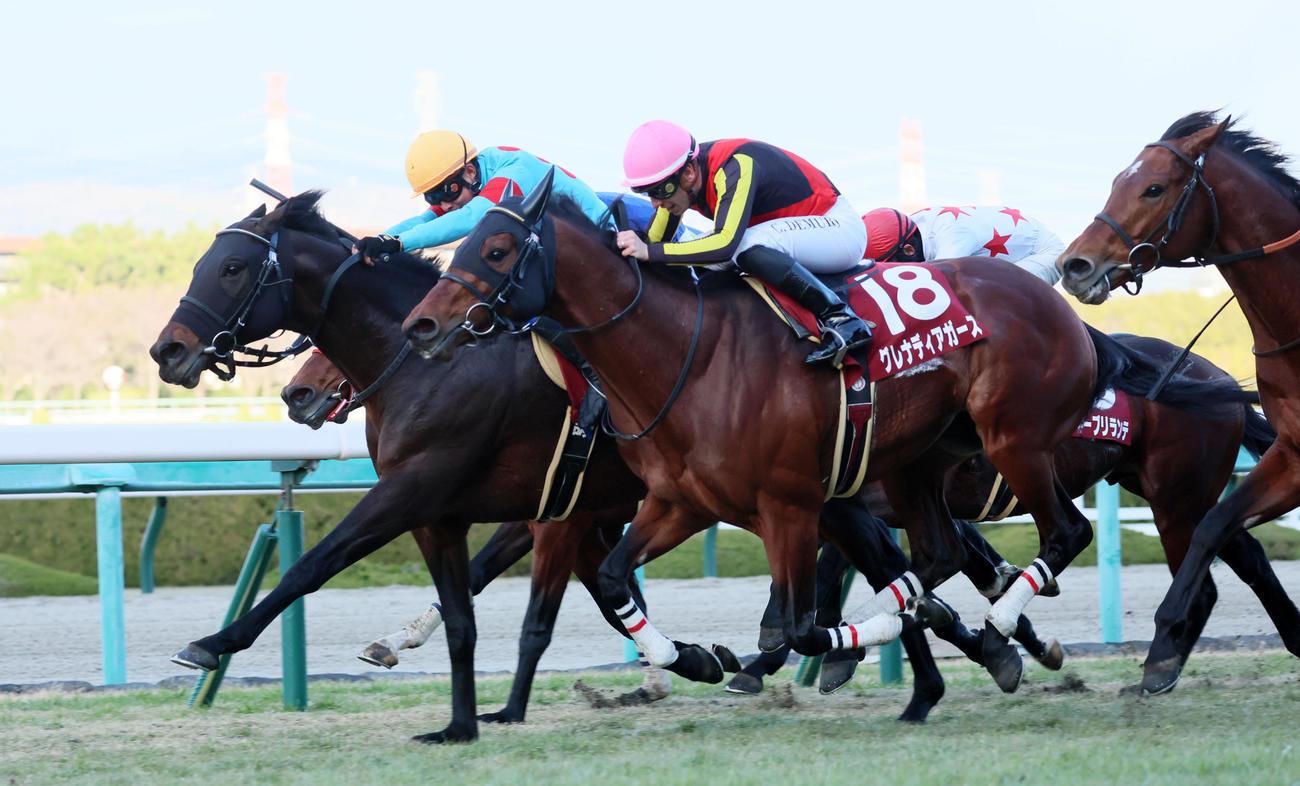 ゴール前、馬群を割り阪神カップを制するダイアトニックと岩田康騎手（撮影・加藤哉）