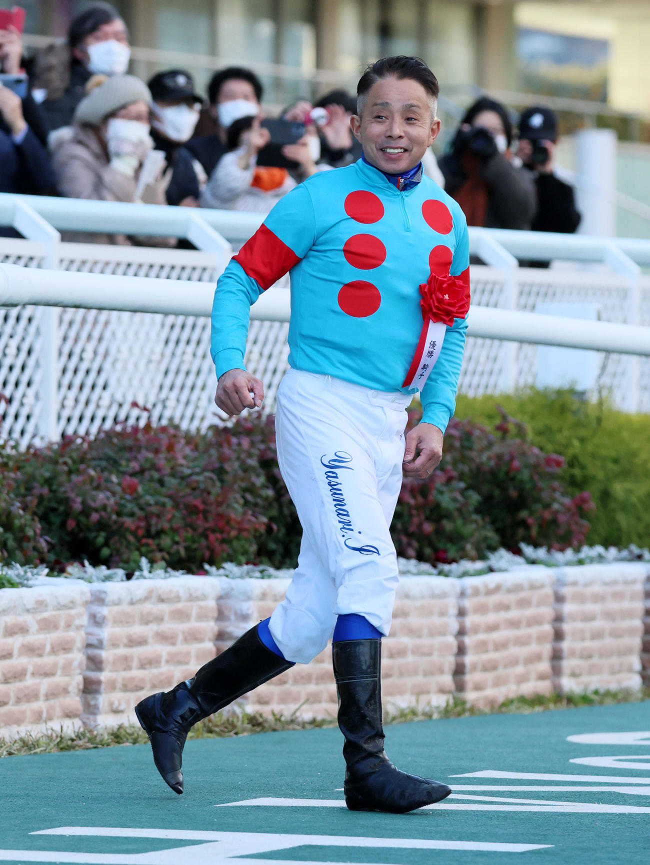 阪神カップ　ダイアトニックで勝利し笑顔を見せる岩田康騎手（撮影・加藤哉）