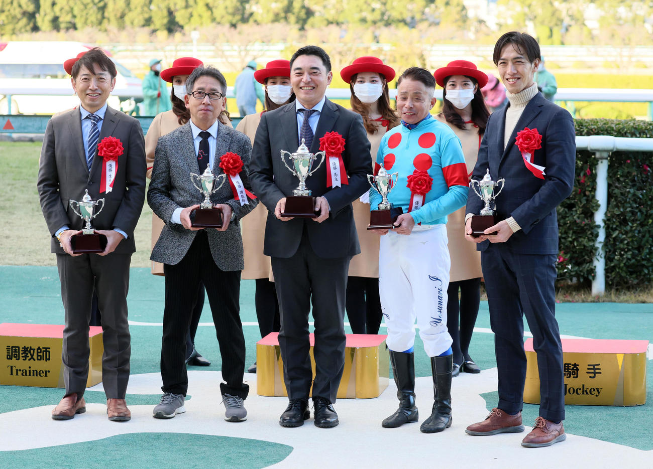 阪神カップ　表彰式で写真に納まる岩田康騎手（右から2人目）と安田調教師（同4人目）ら（撮影・加藤哉）