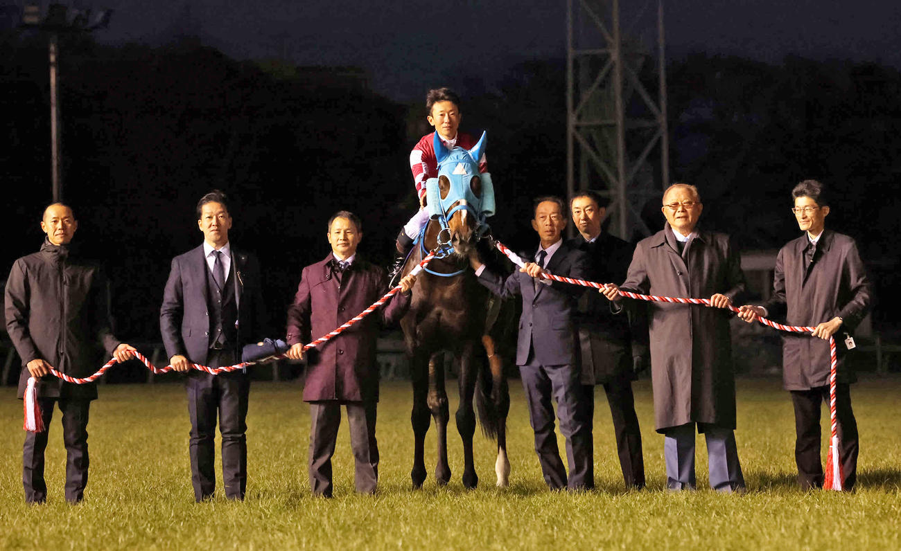 石神騎手騎乗のオジュウチョウサンと写真に納まる長山オーナー（右から2人目）、和田正師（右端）ら