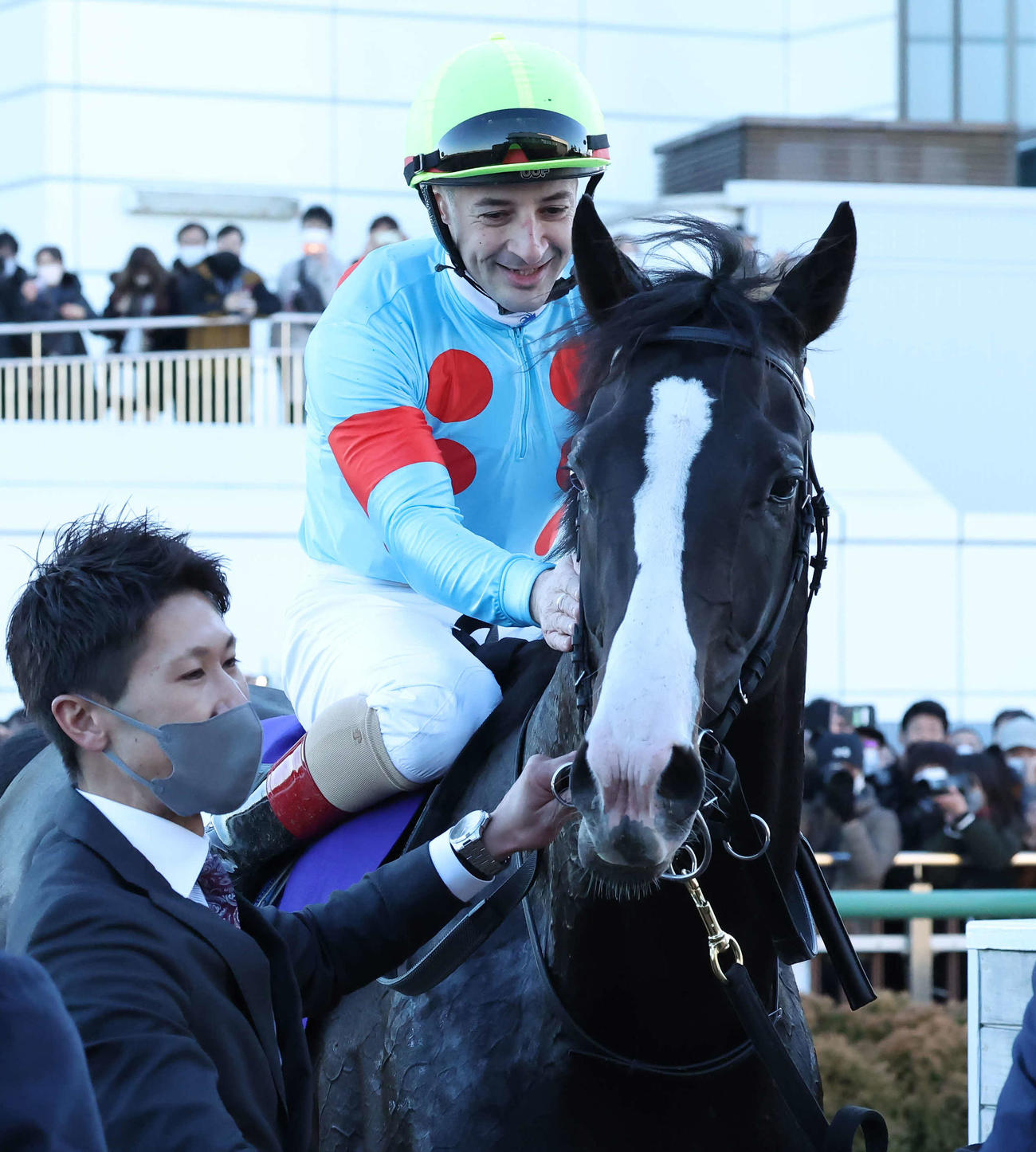 有馬記念を制したイクイノックスをねぎらうルメール騎手（撮影・丹羽敏通）