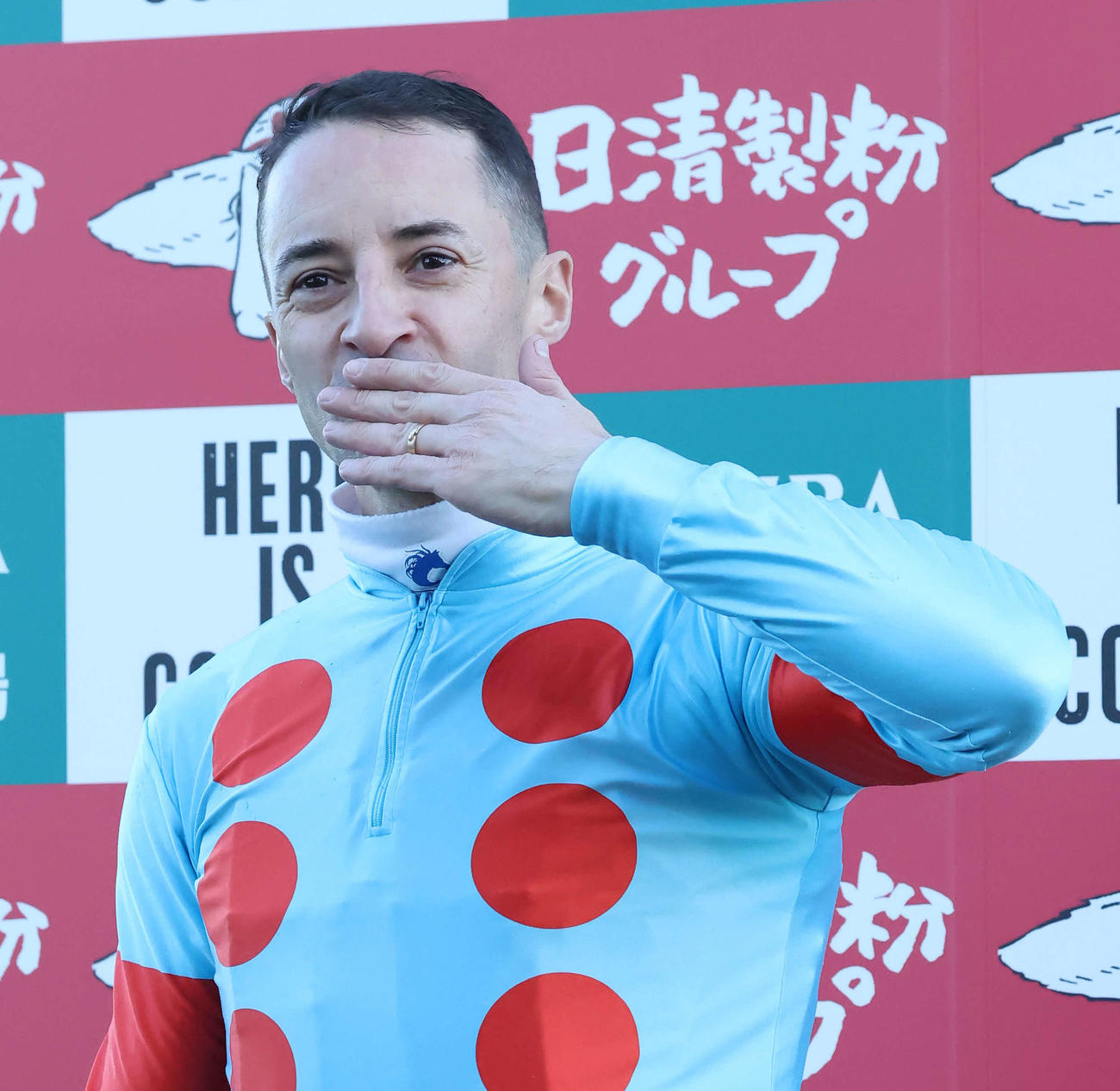 観客の声援に投げキッスで応えるルメール騎手（撮影・丹羽敏通）