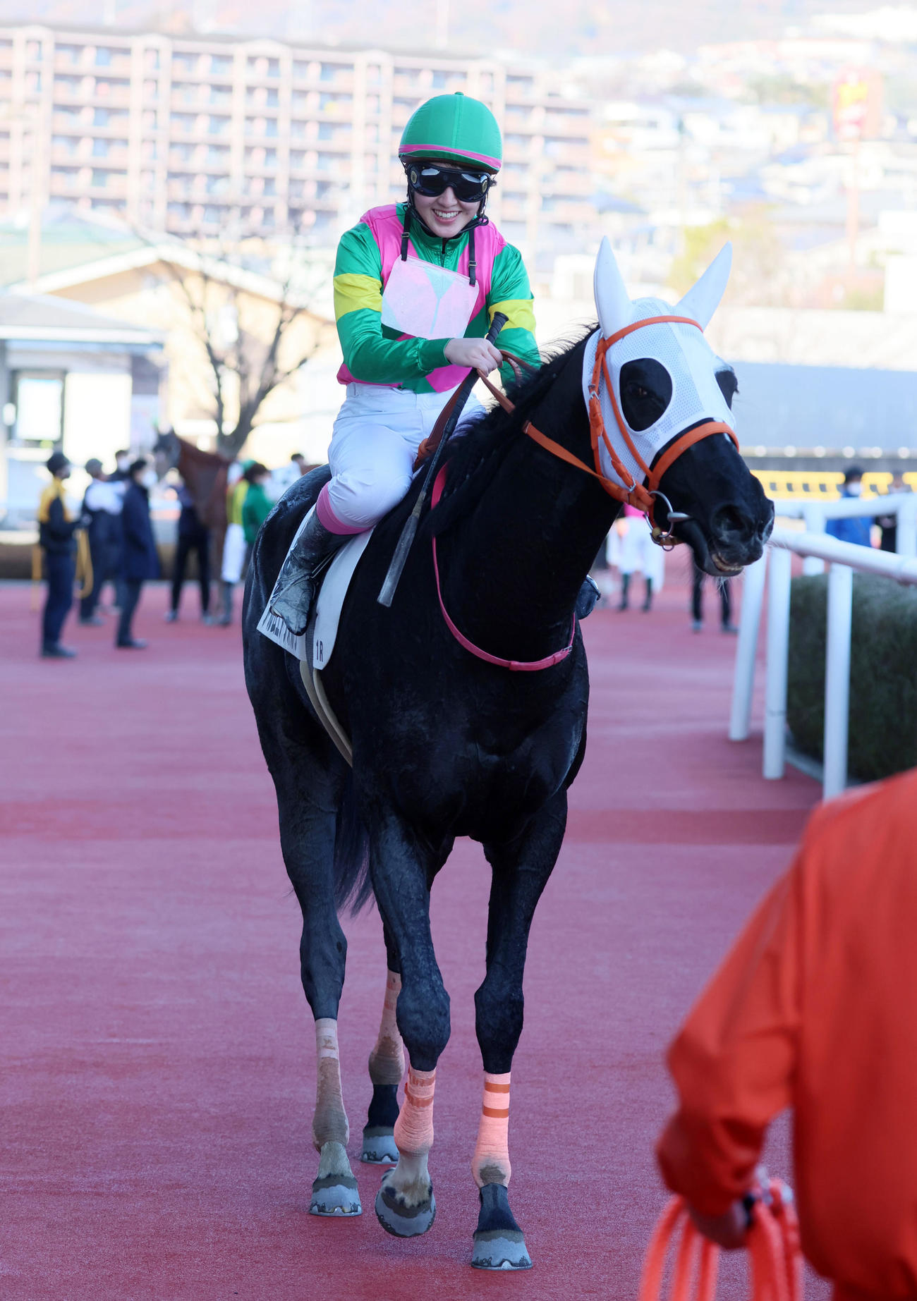 阪神1Rで1着のアルムエアフォルクと永島まなみ騎手（撮影・加藤哉）
