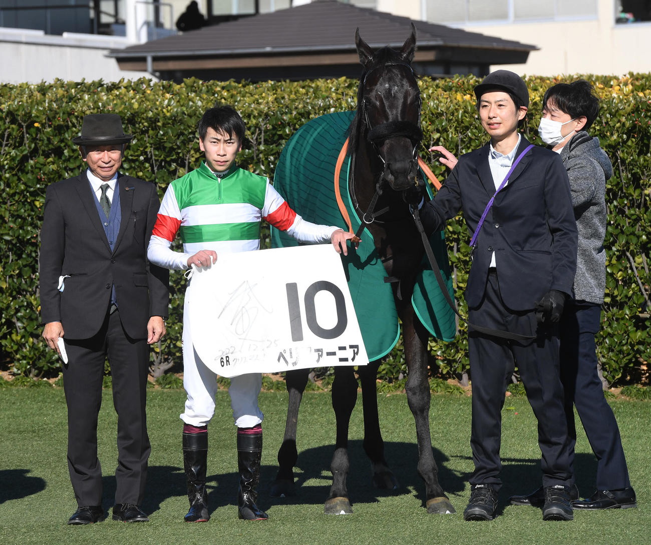 中山6R新馬を制したペリファーニアと、左から鹿戸調教師、横山武騎手（撮影・柴田隆二）