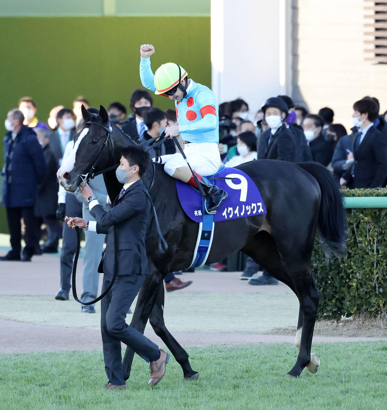 有馬記念を制したイクイノックスとガッツポーズするC・ルメール騎手（撮影・鈴木正人）