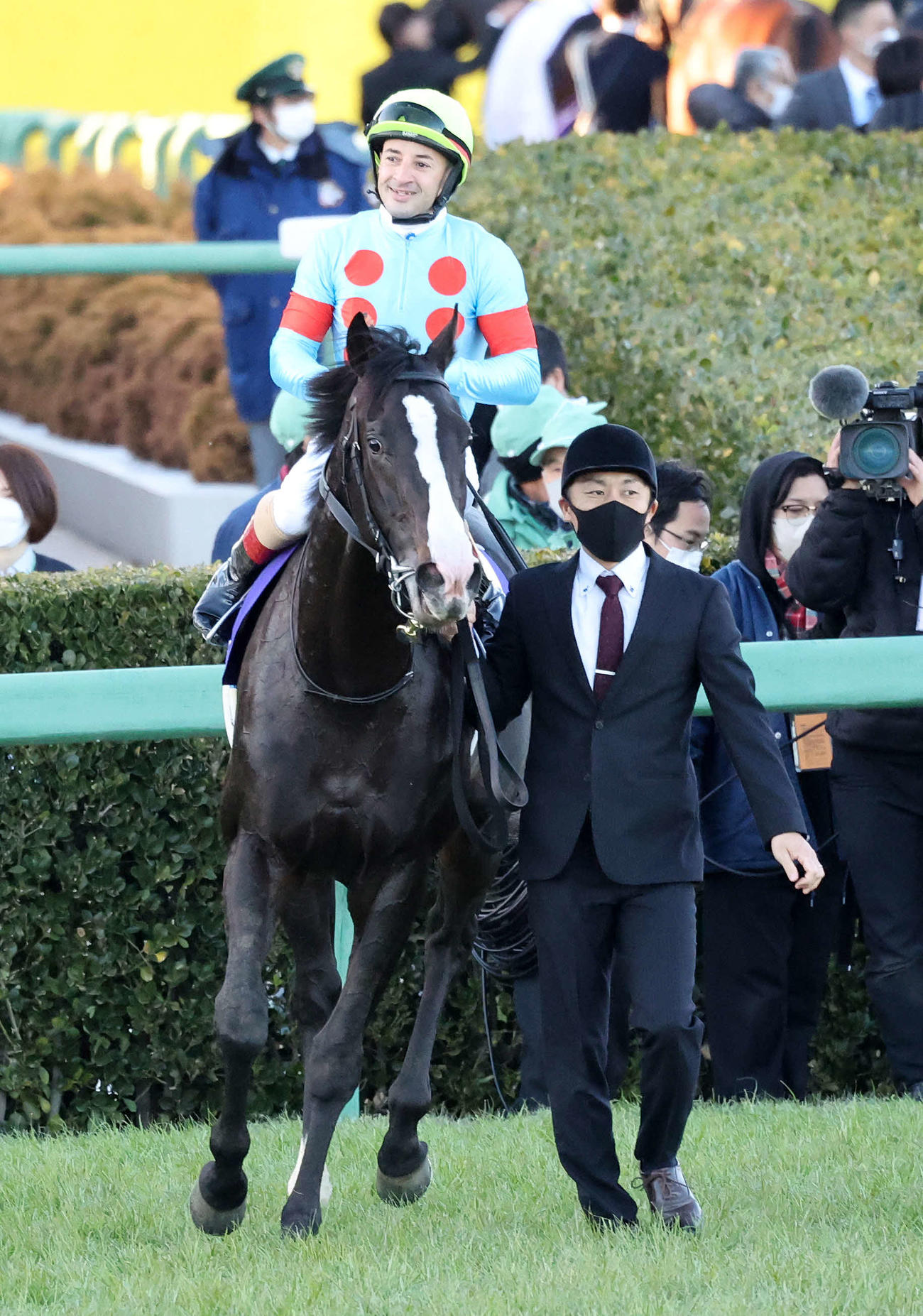 有馬記念を制したイクイノックスと笑顔を見せるC・ルメール騎手（撮影・鈴木正人）