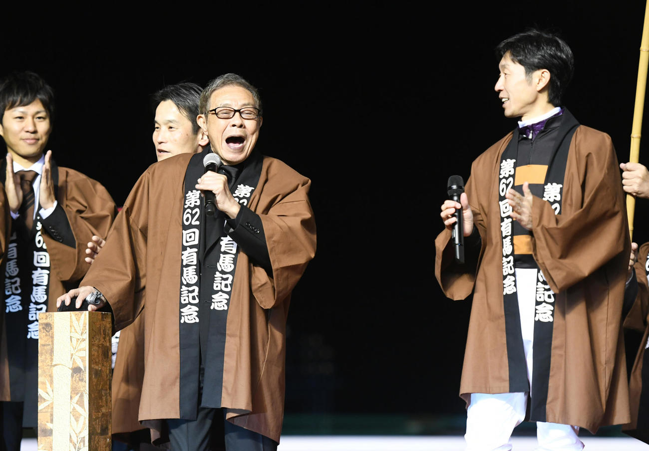 17年12月、有馬記念後にまつりを熱唱するキタサンブラックの北島三郎オーナー。右は武豊騎手