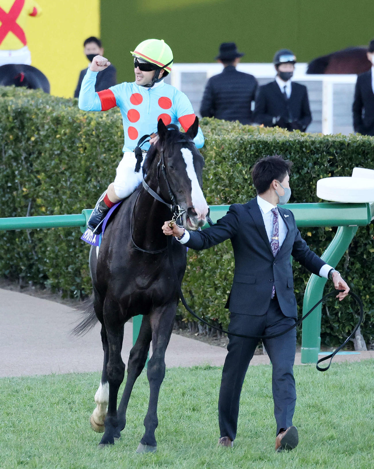有馬記念を制したイクイノックスとガッツポーズするC・ルメール騎手（撮影・鈴木正人）