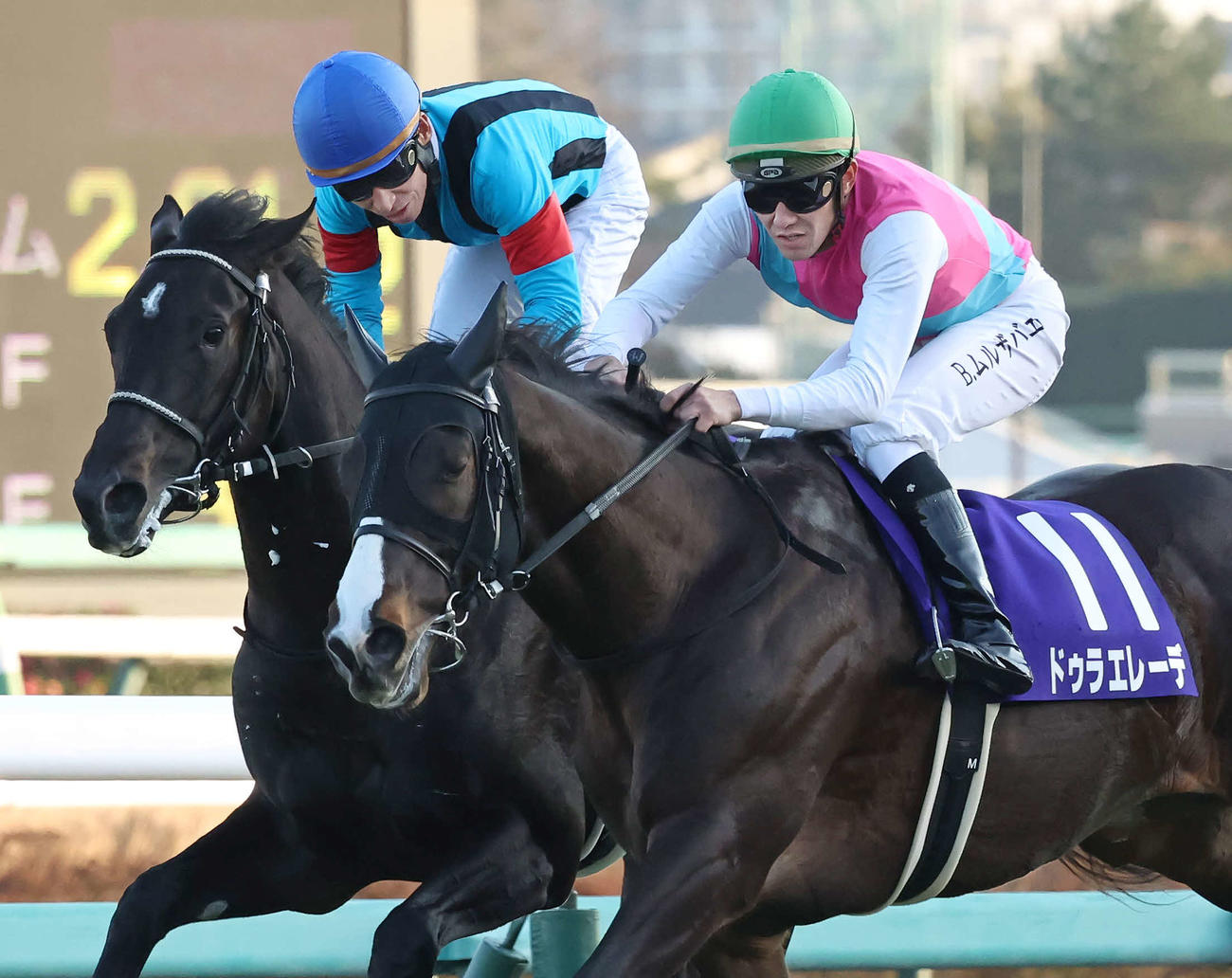 ゴール後、ドゥラエレーデの首筋をなでるムルザバエフ騎手（右）。左は2着トップナイフ（撮影・丹羽敏通）