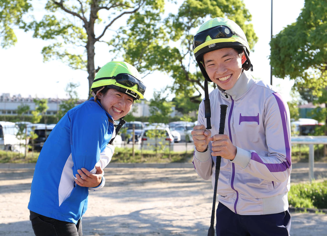 ファイティングポーズをとる角田大河騎手（右）と痛がるふりをする今村騎手（2022年6月30日撮影）