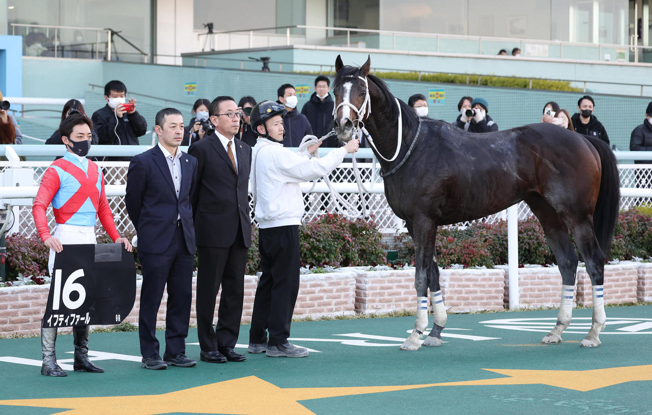春待月賞を制したイフティファールと口取りに並ぶ川田騎手（左）（撮影・白石智彦）