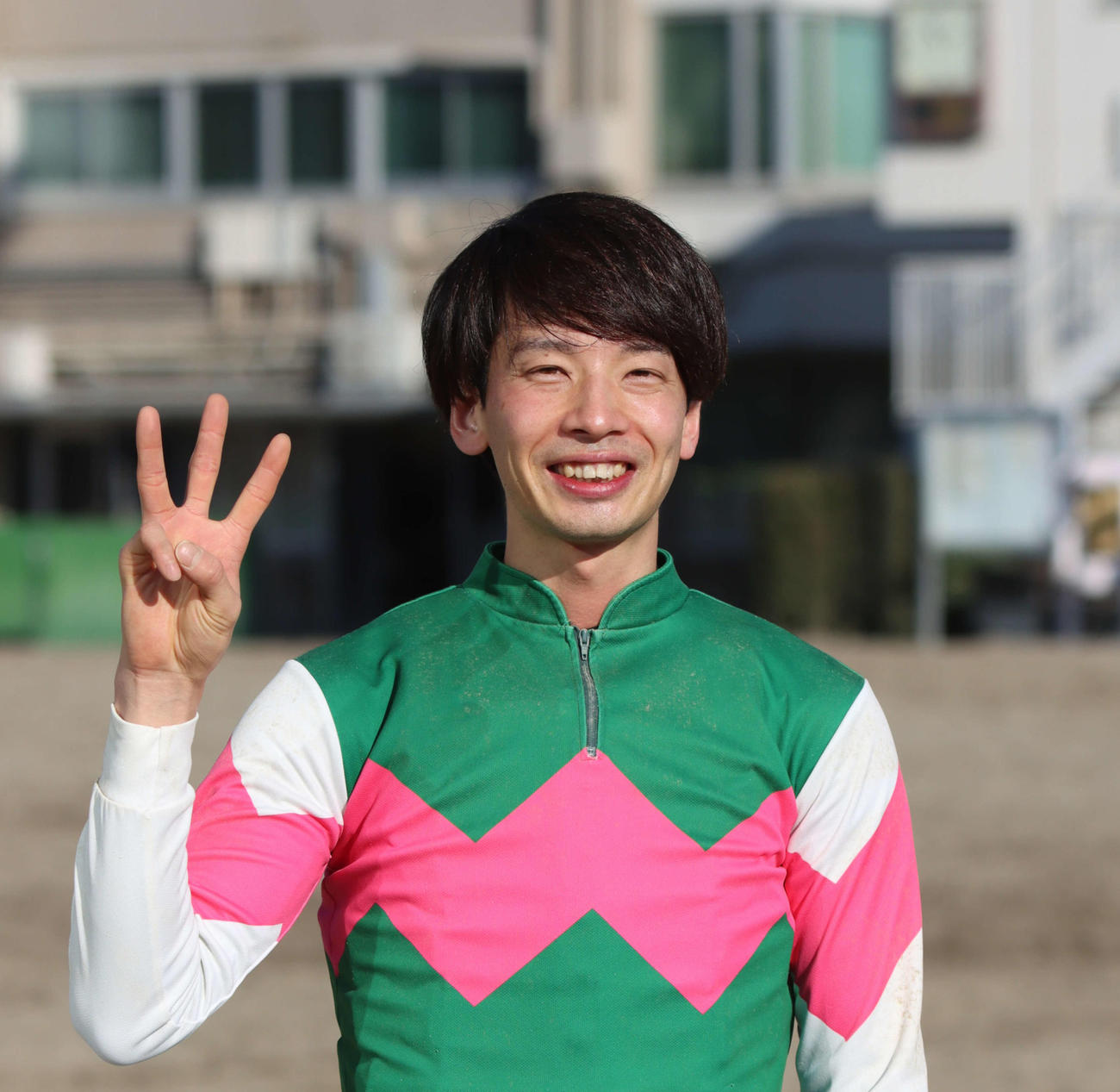 最後の騎乗を3着で終え「3」ポーズで笑顔を見せる大井の山崎良騎手