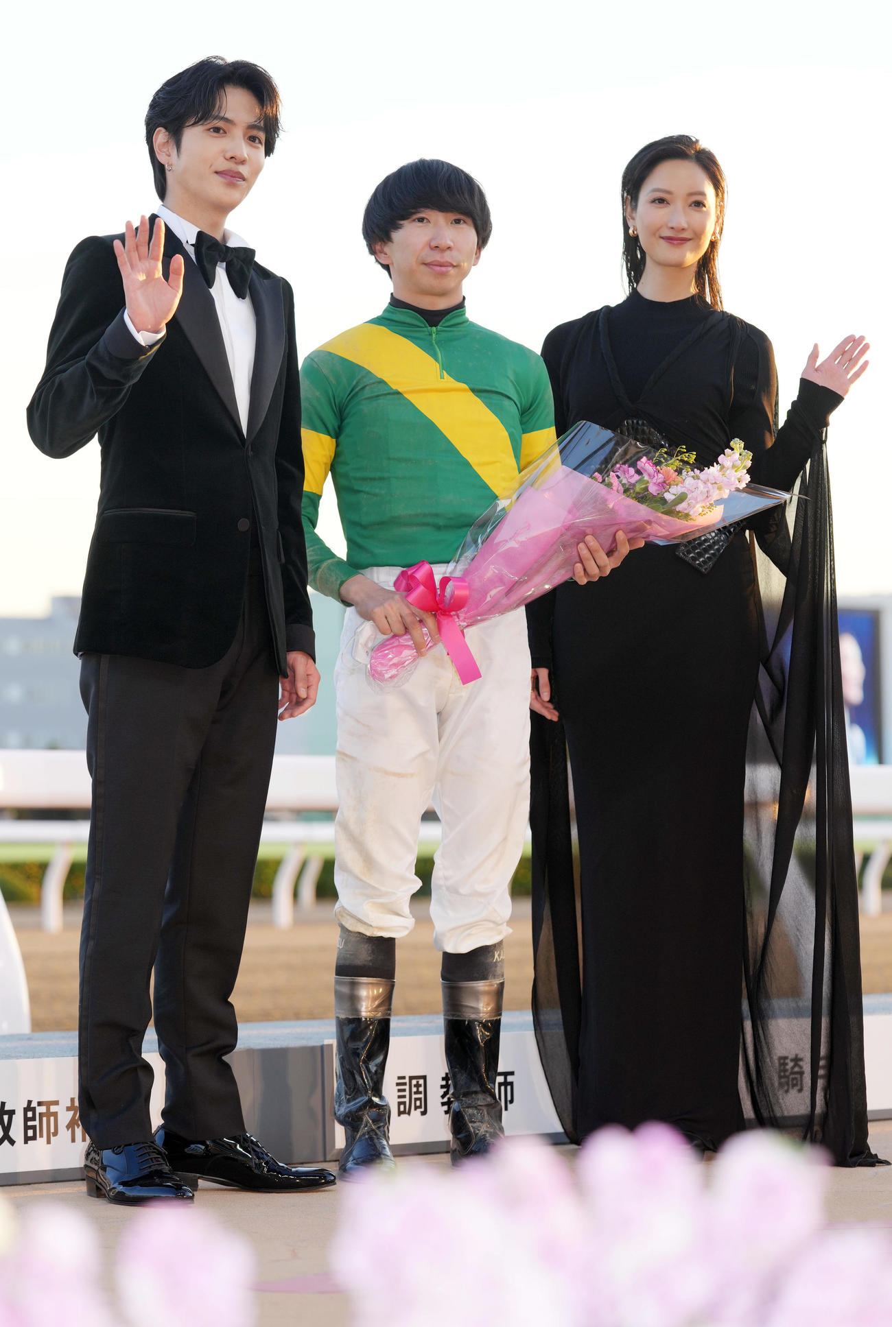 東京大賞典 表彰式で志尊淳（左）、菜々緒（右）と記念撮影をする横山和騎手（撮影・狩俣裕三）