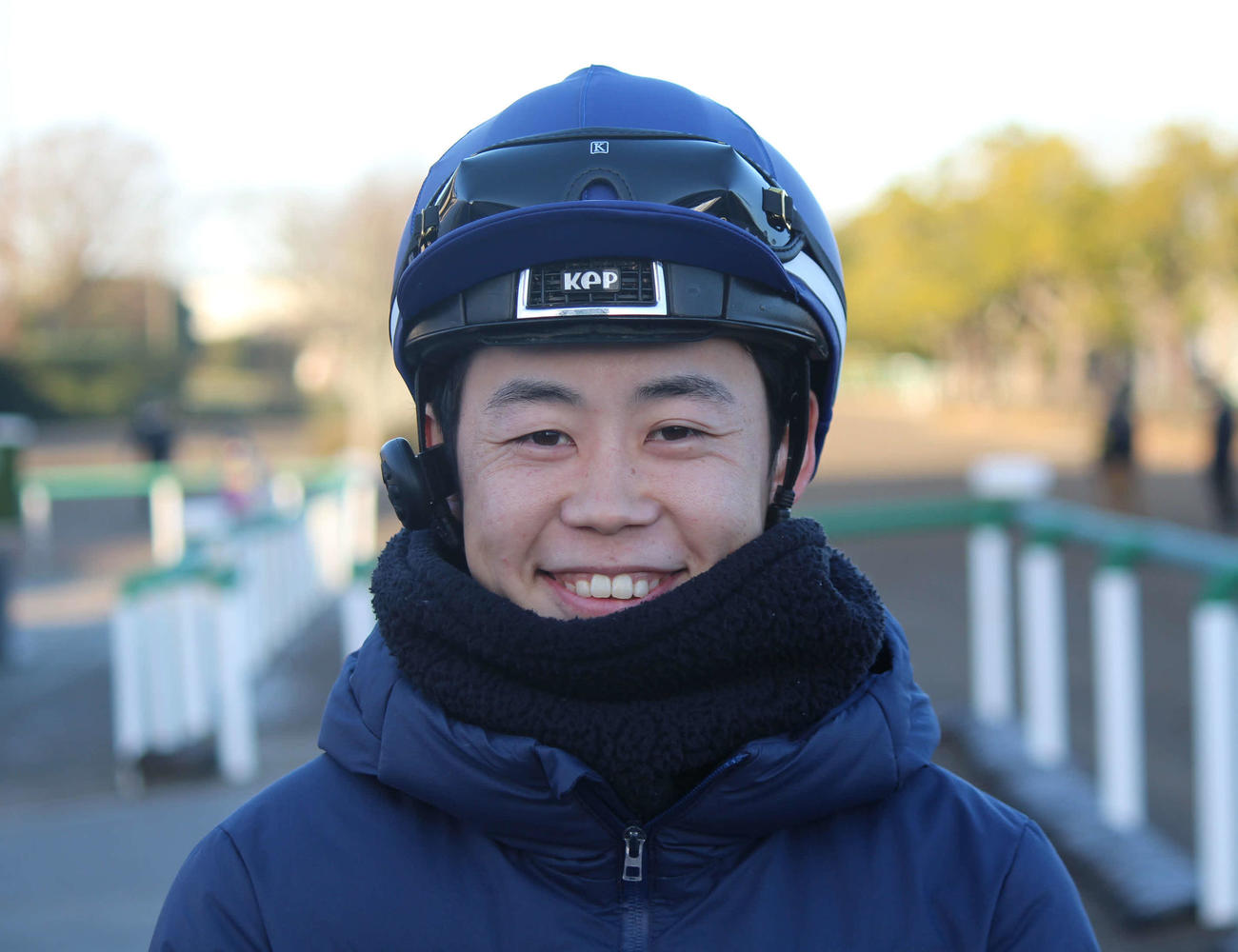 調教の合間に笑顔を見せる野中悠太郎騎手（撮影・木南友輔）