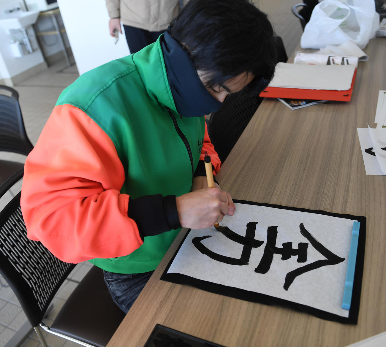 「全力」と書き初めしたホープ賞受賞の横山琉人騎手（撮影・柴田隆二）